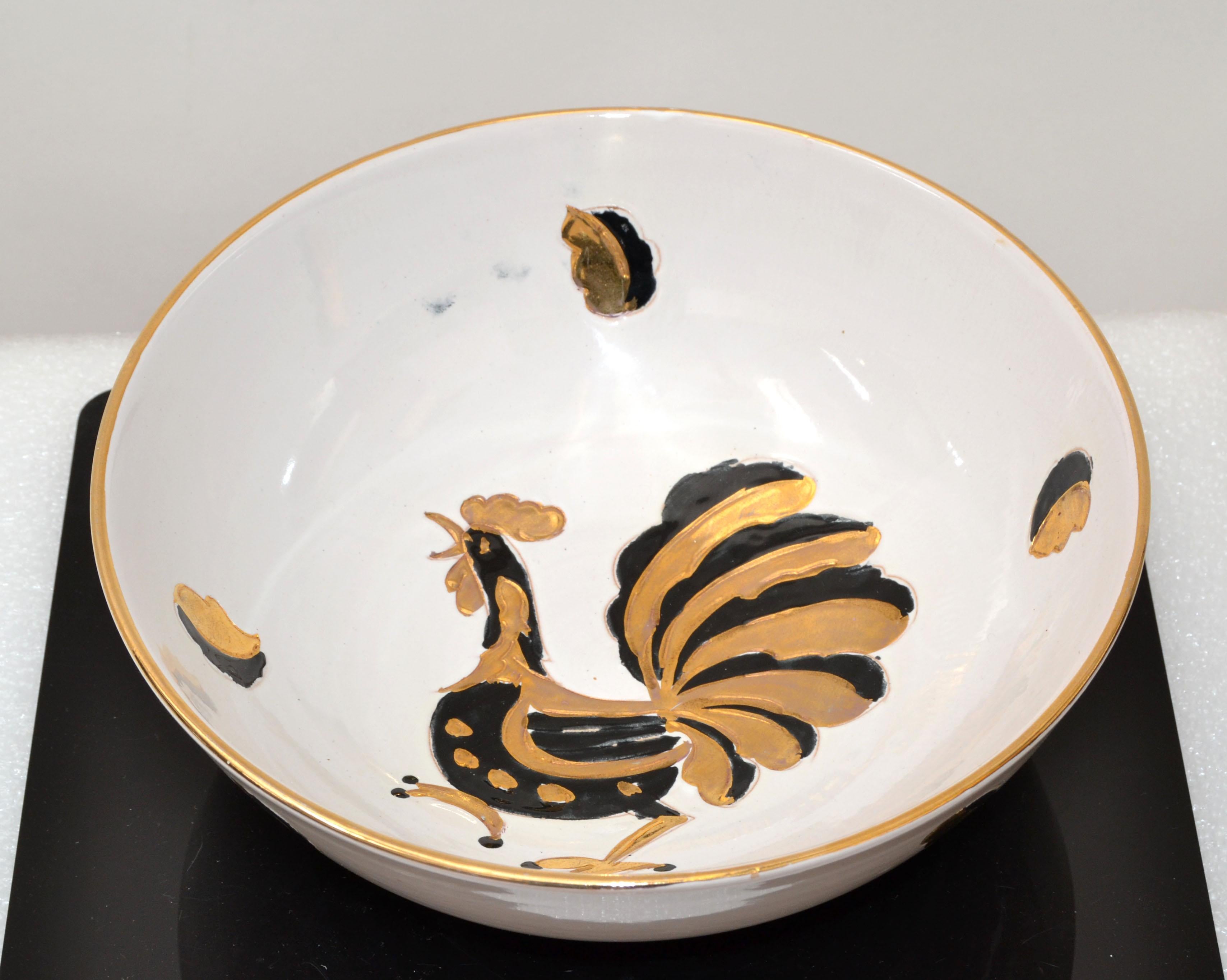 Signierte und nummerierte italienische Servierschale aus weißer Keramik mit handgemaltem Hahn in Gold und Schwarz.