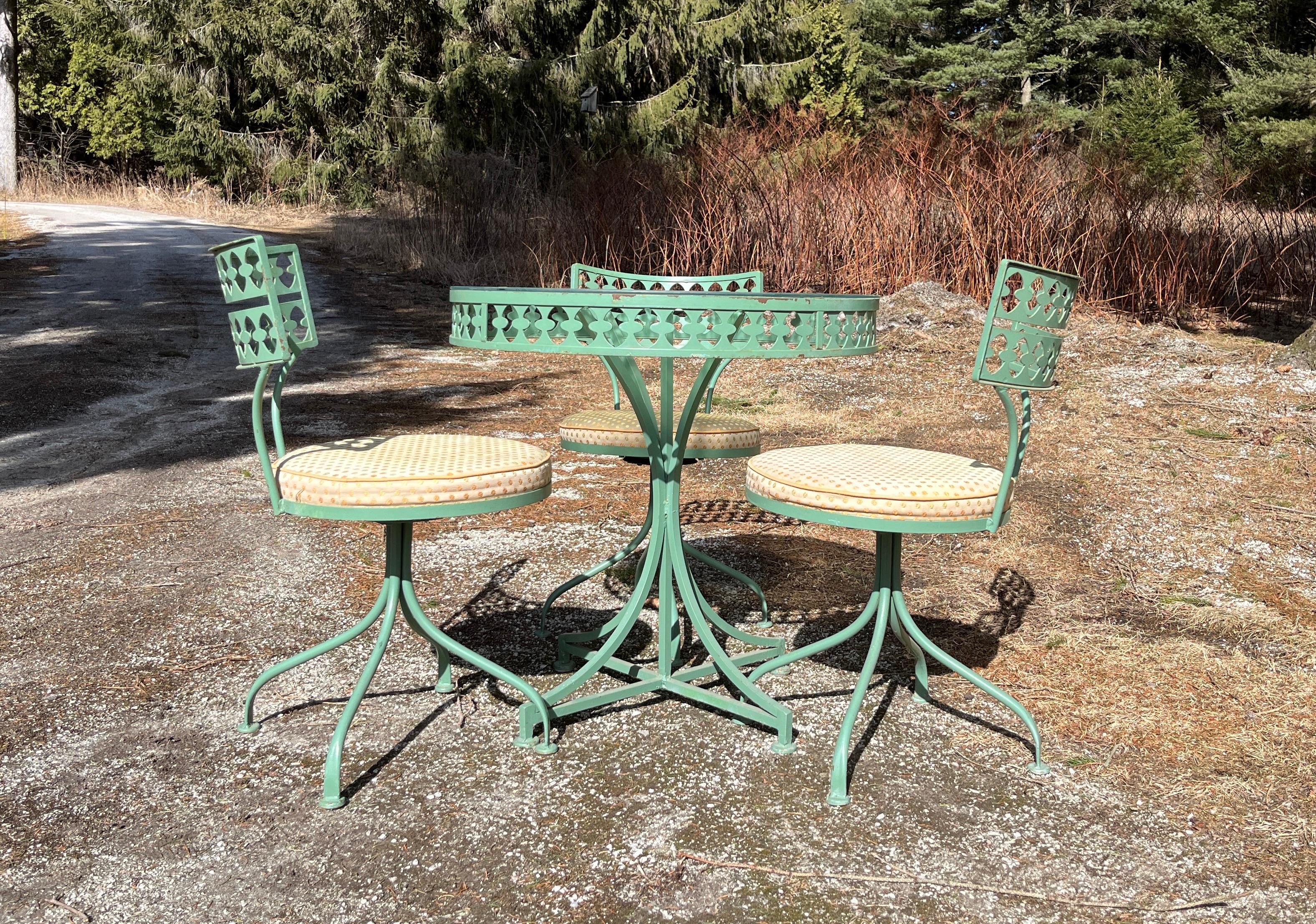 Magnifique ensemble de jardin ou de terrasse en fer forgé de style café, fabriqué par Gallo Original Iron Works Inc. à Brooklyn, New York. 

Les trois chaises sont dotées d'une structure élégante en fer forgé, d'une assise ronde pivotante et d'un