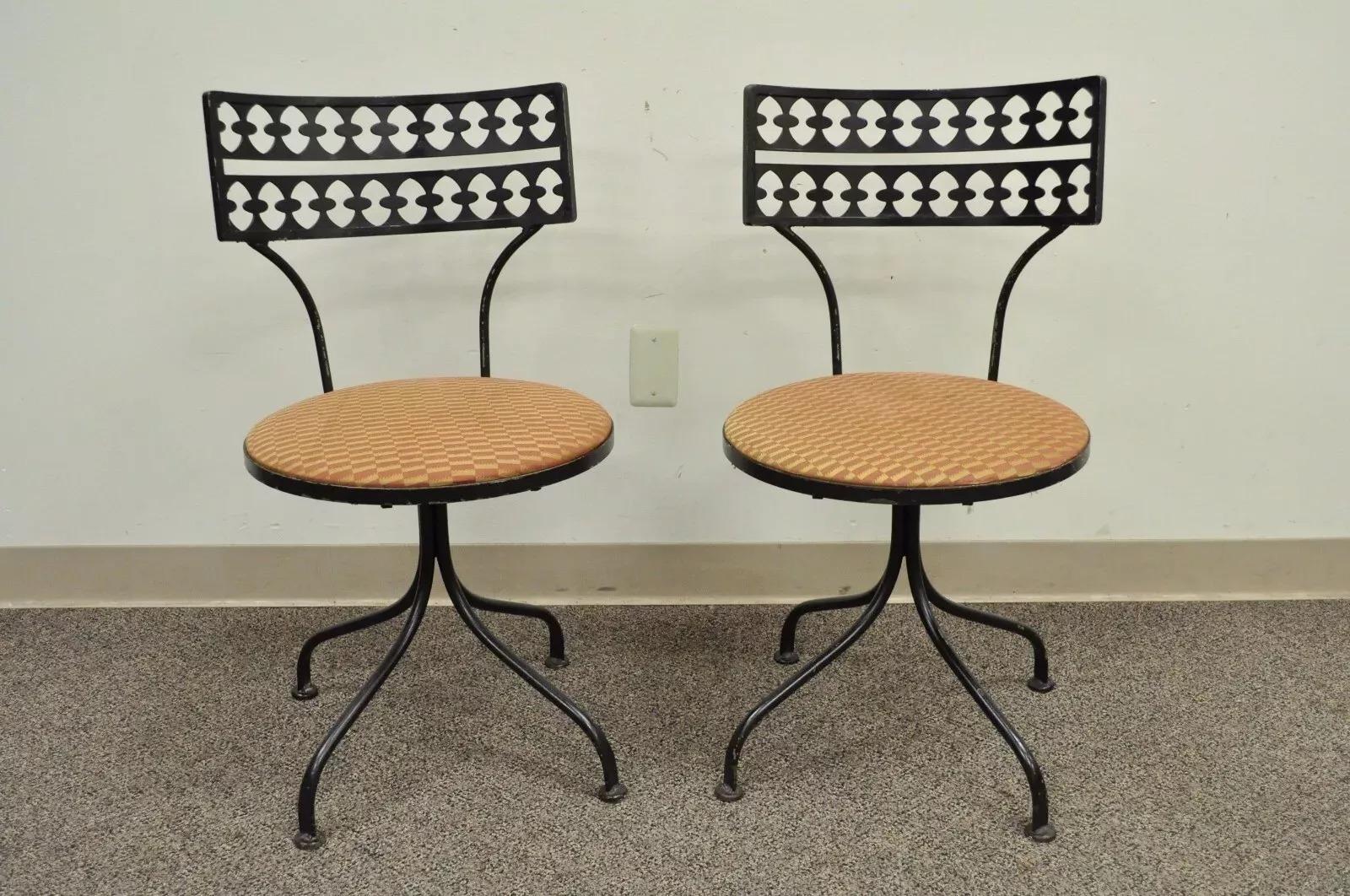 Gallo Salterini Style Mid Century Modern Wrought Iron Swivel Chairs - ein Paar. Formschöne schwarze schmiedeeiserne Gestelle, drehbare und zurückklappbare runde Sitze, durchbrochene verzierte Rückenlehnen, tolle moderne Form, echte Vintage-Artikel.
