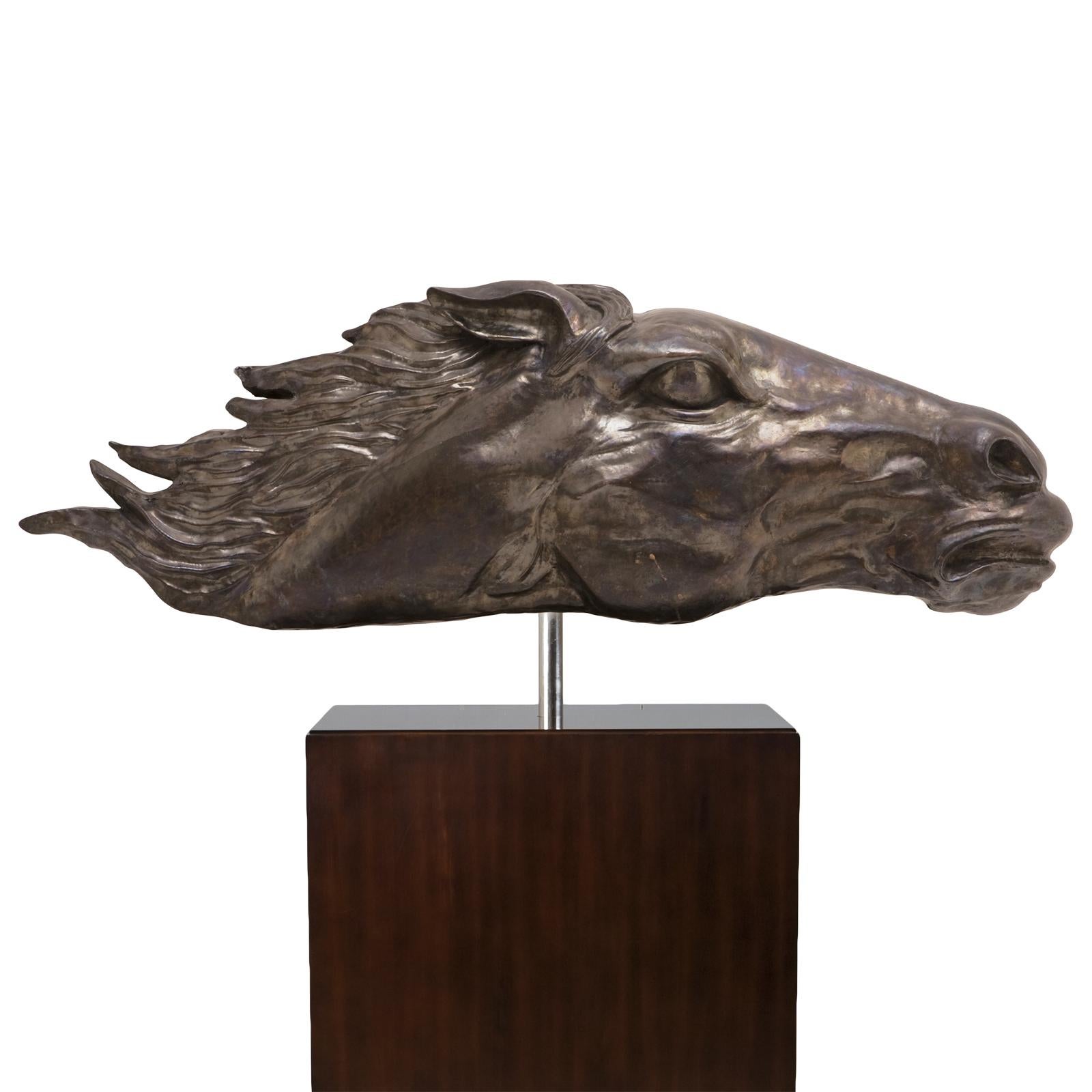 Scultura Galoppo in rame massiccio battuto,
su una solida base di legno.