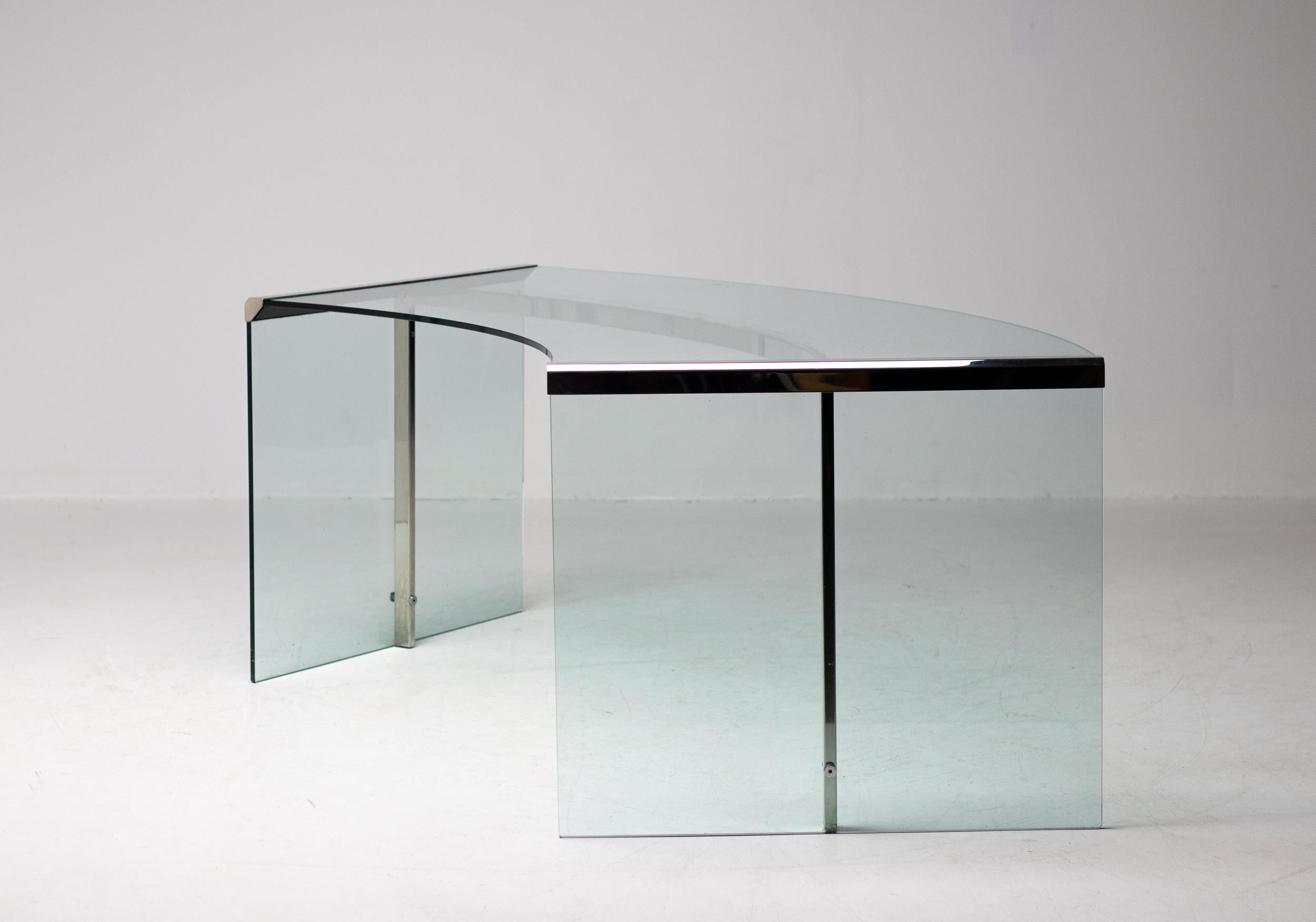 Escritorio presidencial de cristal de seguridad con marco de acero inoxidable. 
Diseñada originalmente por Gallotti & Radice en 1971, esta pieza se fabricó hacia 1988.
Marcado con etiqueta.

Gallotti & Radice es una renombrada empresa italiana de