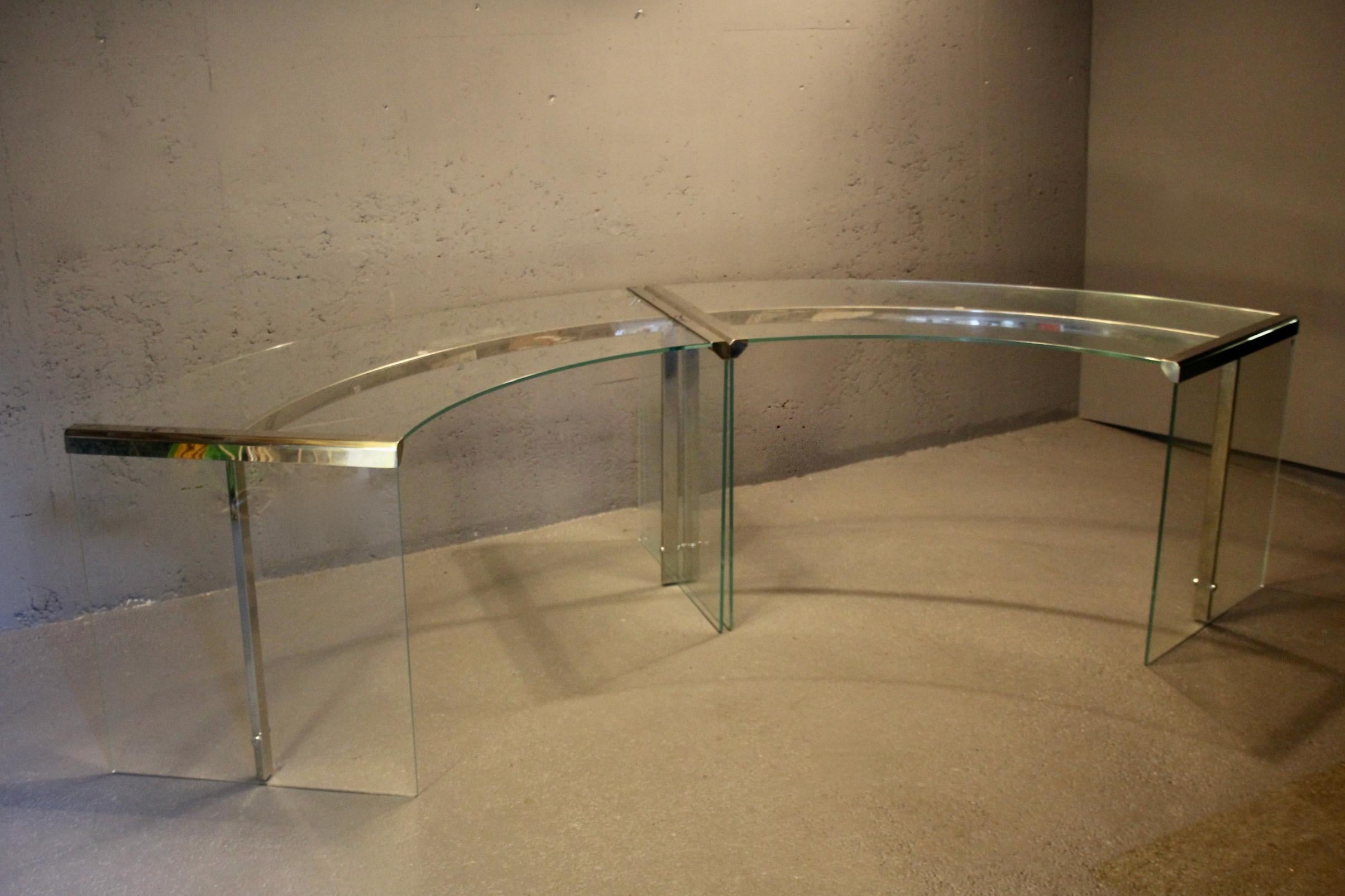 President Desk aus Sicherheitsglas mit einem Gestell aus Edelstahl.  Der ursprüngliche Entwurf stammt von Gallotti & Radice aus dem Jahr 1971,  Gallotti & Radice ist ein renommiertes italienisches Möbel- und Designunternehmen, das seit über 60