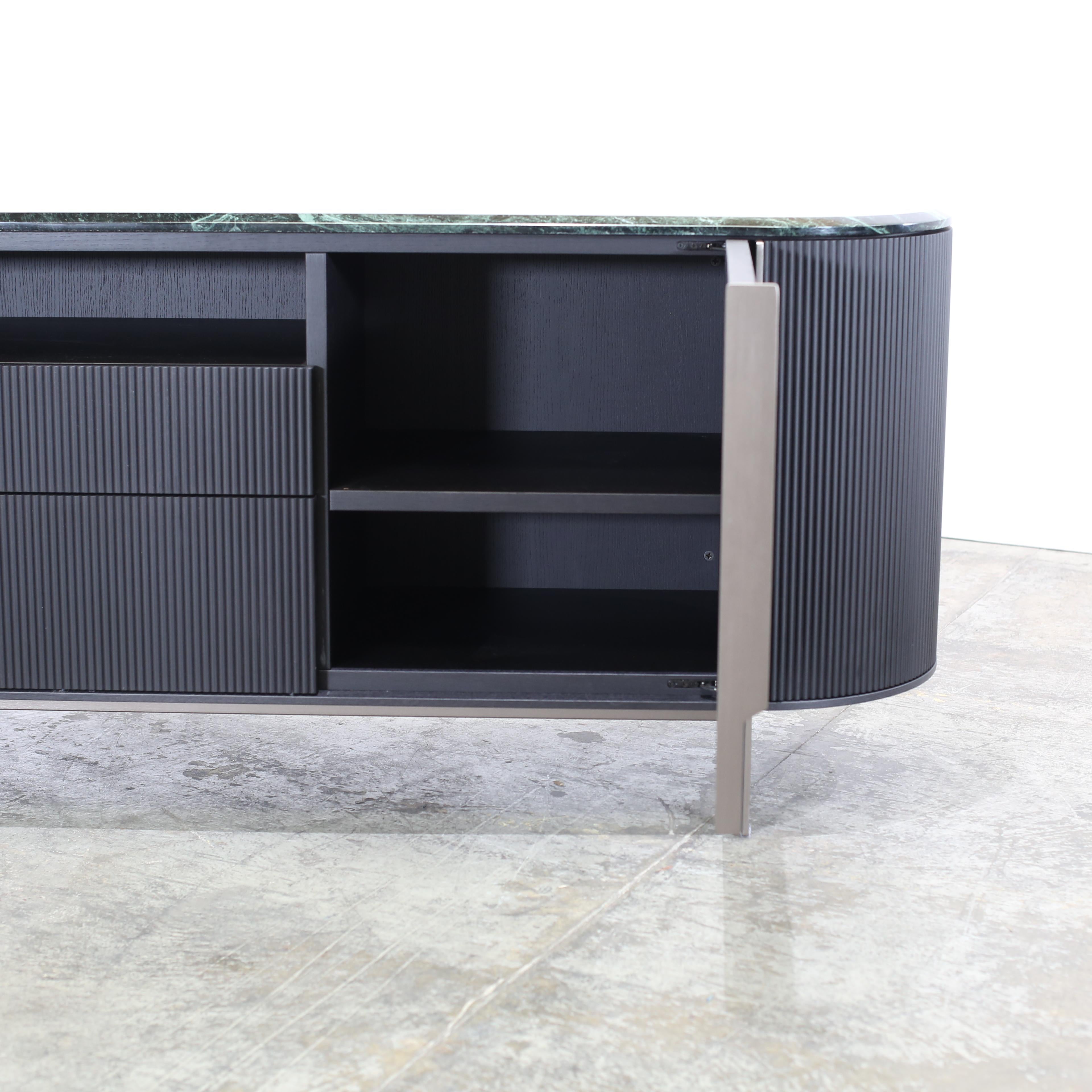 Voici la superbe crédence Kumi de Gallotti et Radice, une véritable pièce d'apparat pour tout intérieur luxueux. Fabriquée avec des matériaux de haute qualité, cette crédence présente un design épuré et moderne avec une combinaison frappante de