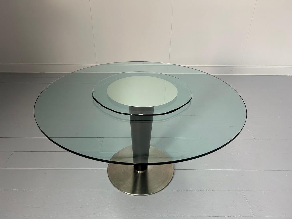 L'offre porte sur une sublime table ronde à plateau de verre 