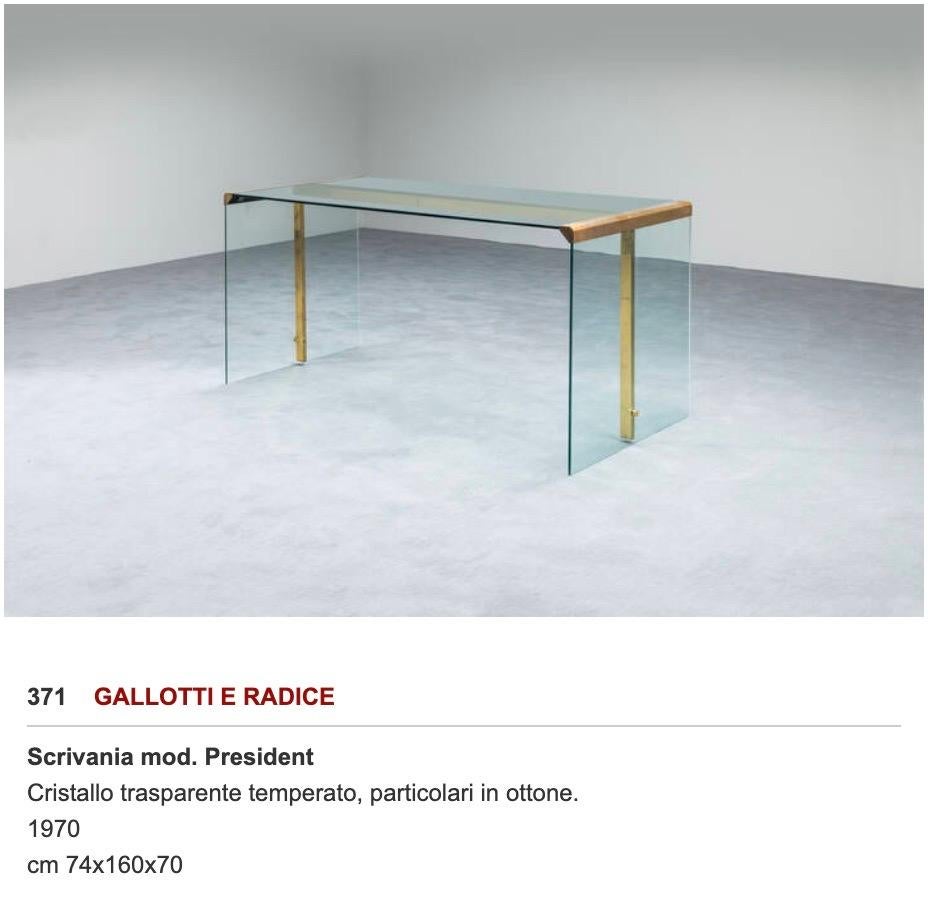 This desk by Gallotti and Radice is still an avant-garde design. All refinement and style, it knows no limits. Inspired by a linear and unobtrusive design from a visual point of view, this charismatic desk has an indisputable timeless design,