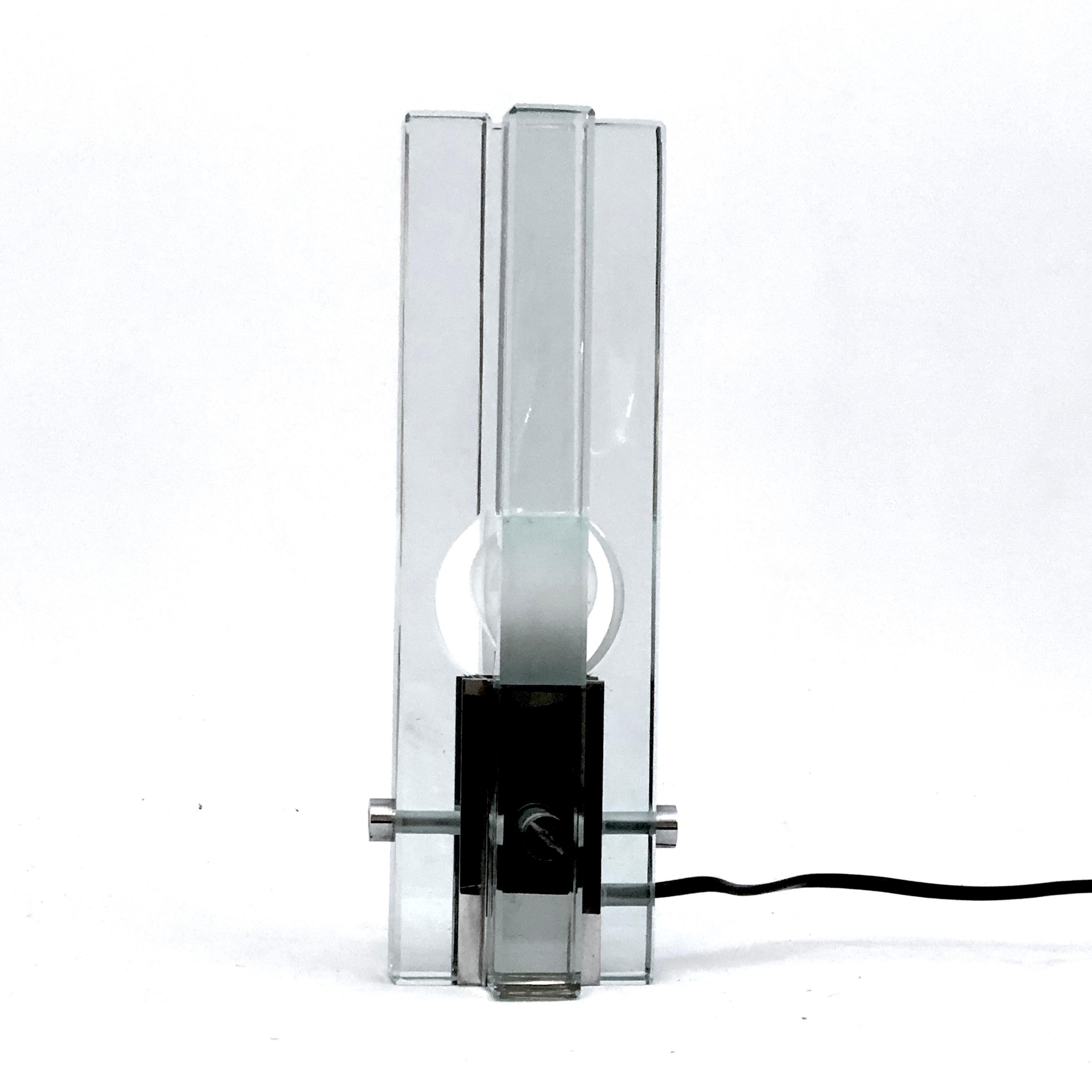 Cette lampe de table en verre épais et laiton nickelé a été conçue par Gallotti e Radice et produite en Italie dans les années 70. Bon état d'origine vintage et présente juste un petit éclat dans le panneau supérieur interne comme le montre la
