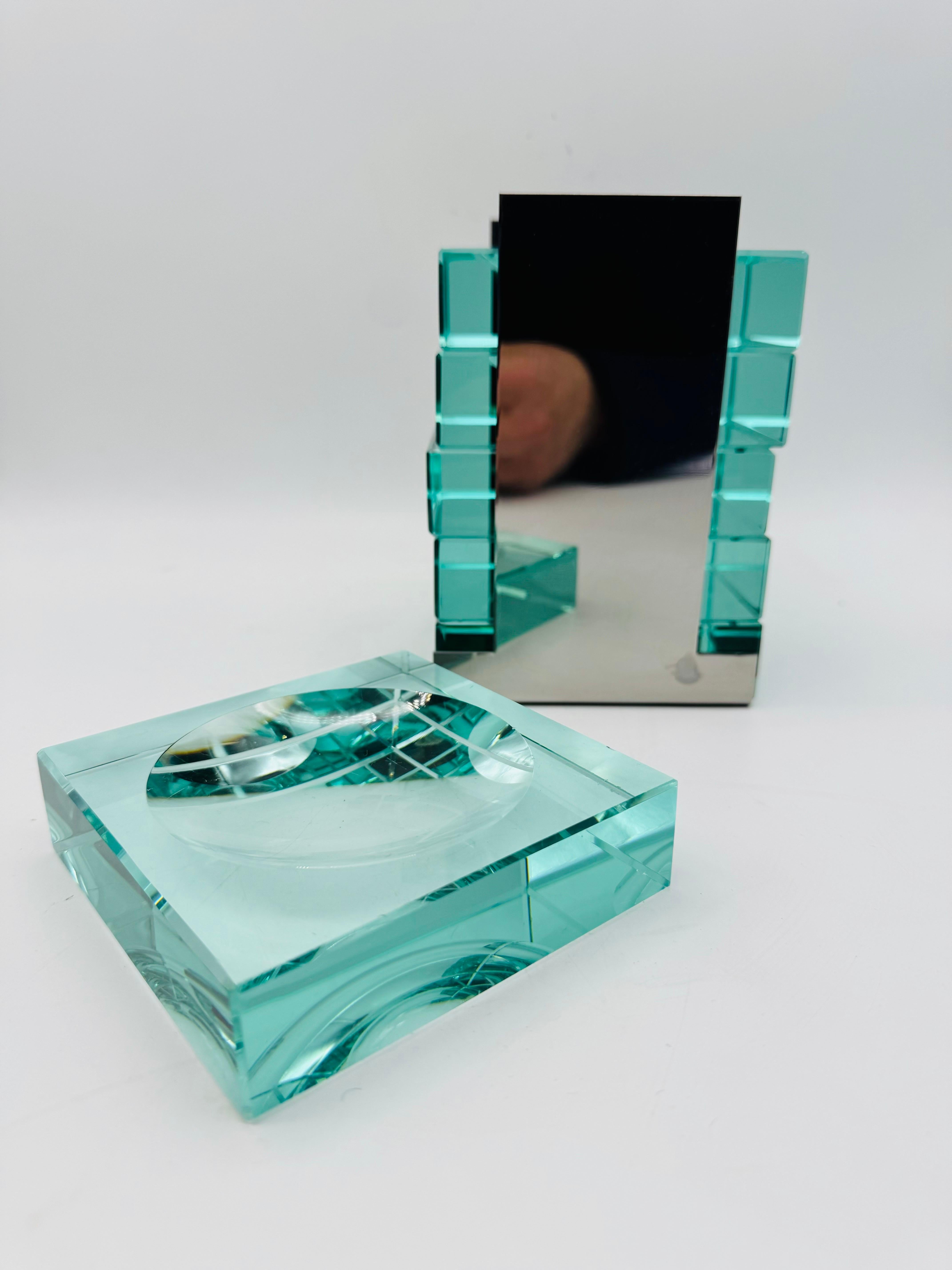 Set di 6 ciotole o posacenere in vetro color smeraldo con supporto in acciaio. Disegnato da Gallotti & Radice negli anni '70, Italia

11cm x 11 cm 
Altezza: 3 cm 