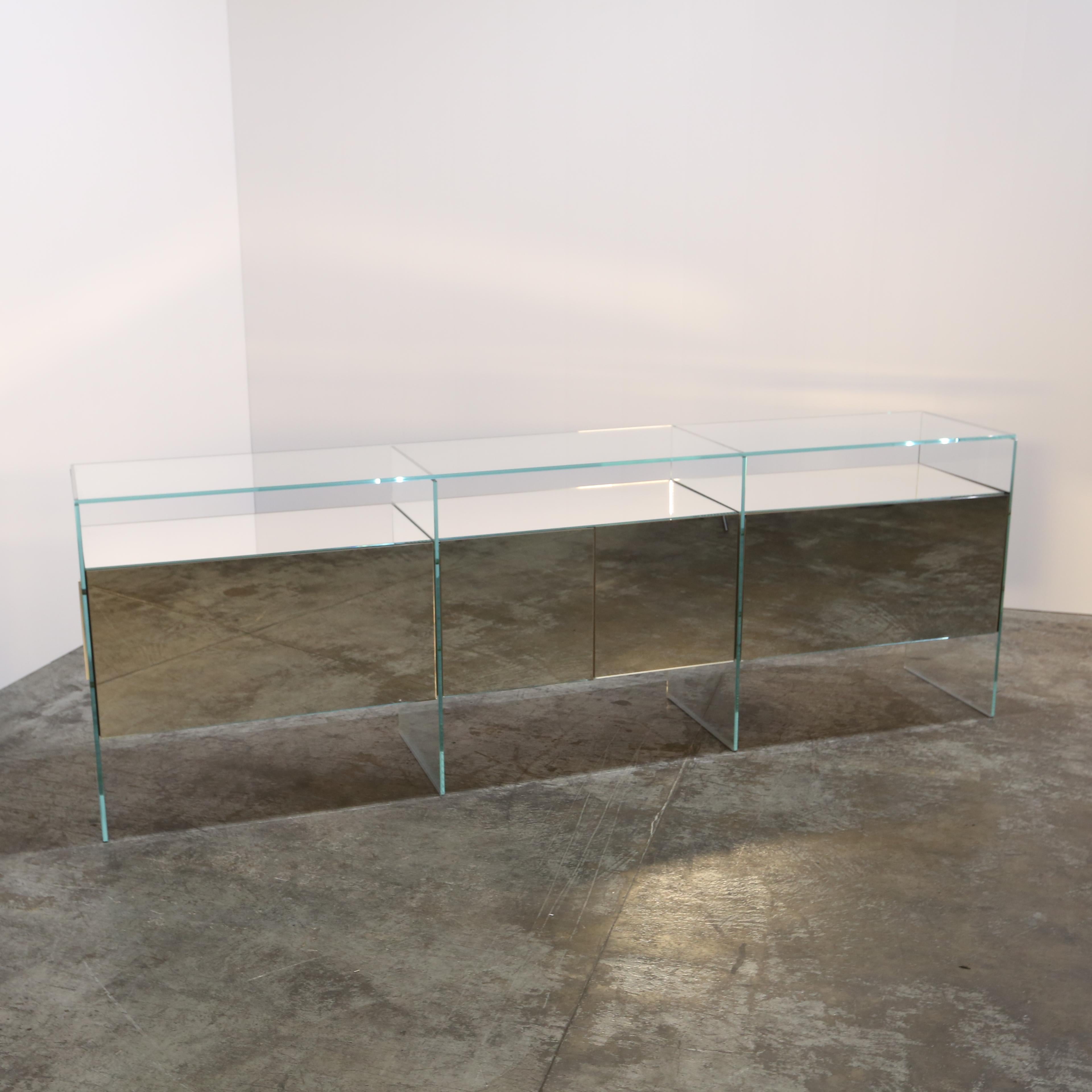 Voici le buffet Gallotti Air, un ajout étonnant à tout espace de vie luxueux. Fabriqué avec les matériaux les plus nobles, ce buffet affiche un design épuré et moderne, avec d'élégants accents métalliques. Doté d'un vaste espace de rangement, il est