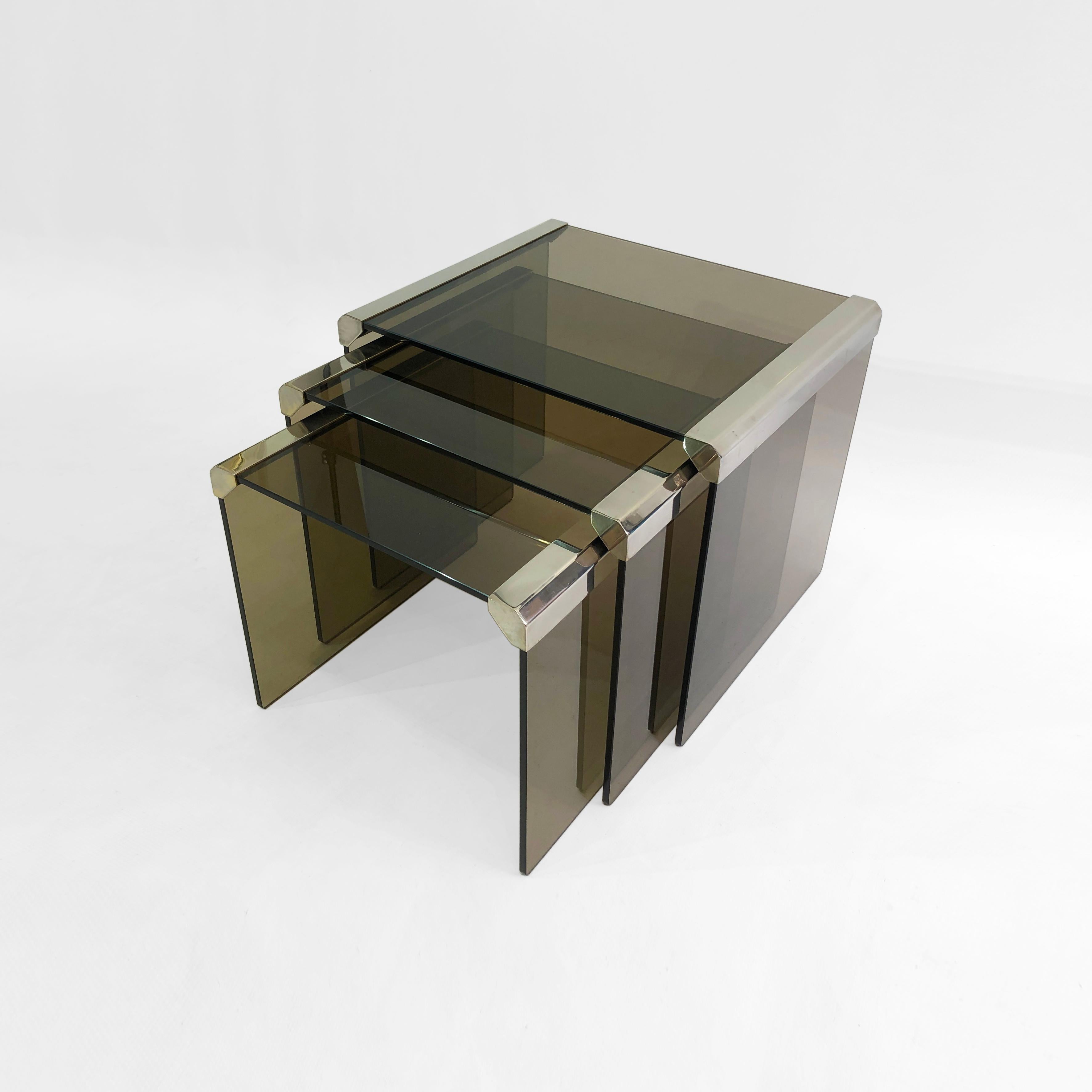 Italienisches Tischnest aus den 1980er Jahren mit verchromtem Stahlgestell und braunem, gehärtetem Rauchglas von den Designern Gallotti & Radice. In den 1990er Jahren aus Italien in das Vereinigte Königreich importiert.

Das geräucherte Glas ist in