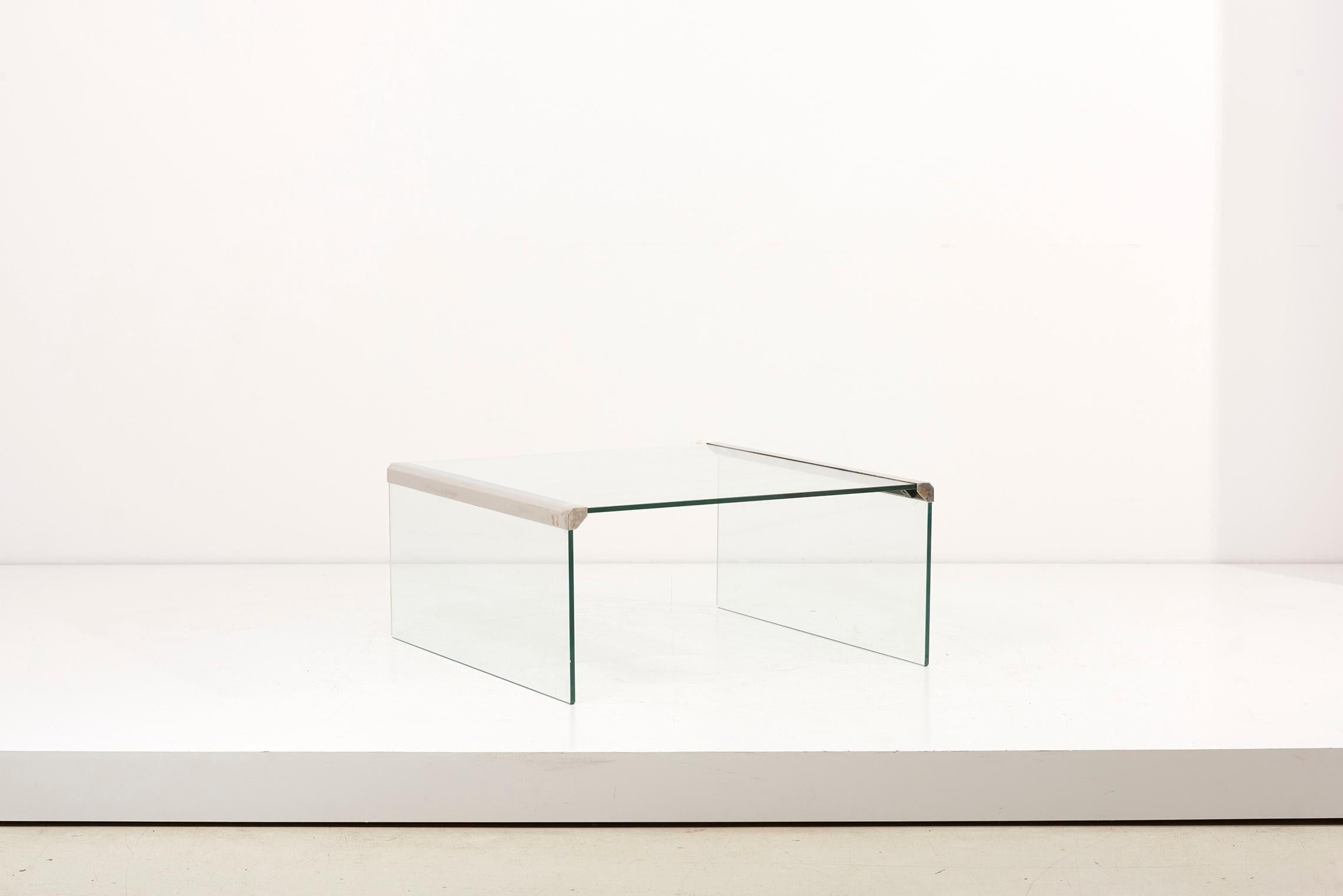 Elegant glass coffee table by Gallotti & Radice, Italy.