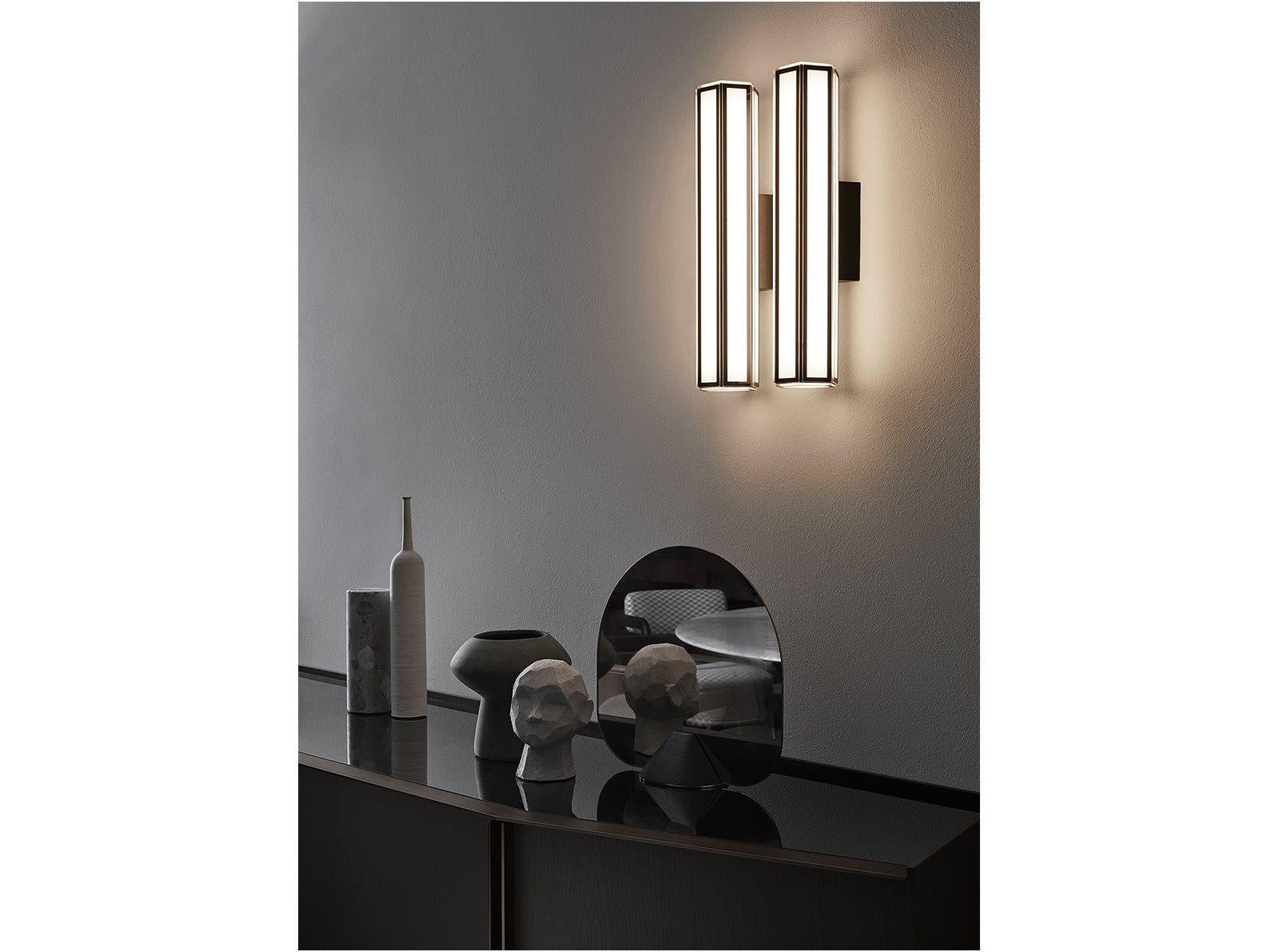 Gallotti & Radice faceted Lanterna LED wall sconce in black and white painted glass. 

Wall light with black lacquered metal structure covered by extralight screenprinted glass in two colors, white and black. 

LED light (30