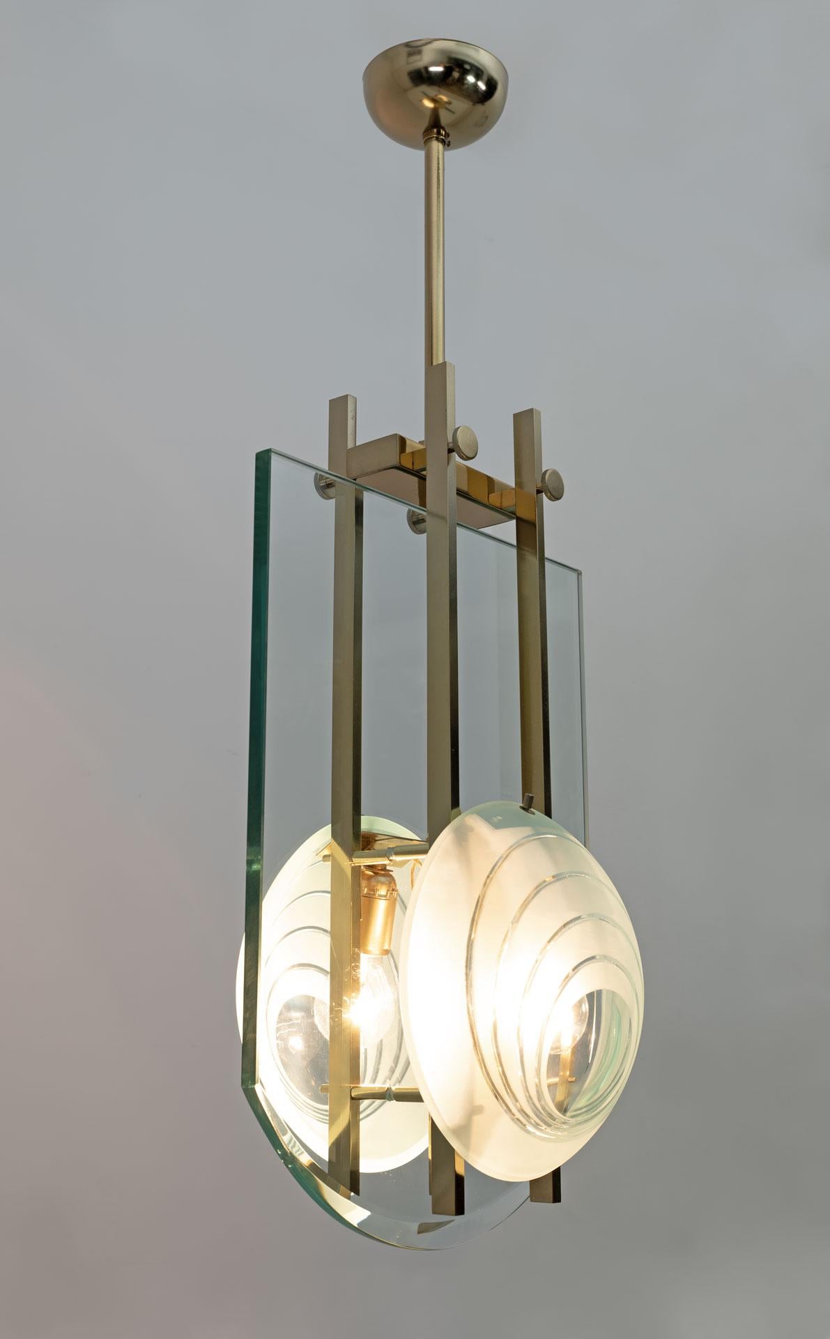 This mid-century modern style ceiling lamp dates back to the 1970s and was produced in Italy by Galotti & Radice, in brass and thick crystal.
Bring two E27 or E26 bulbs for the United States