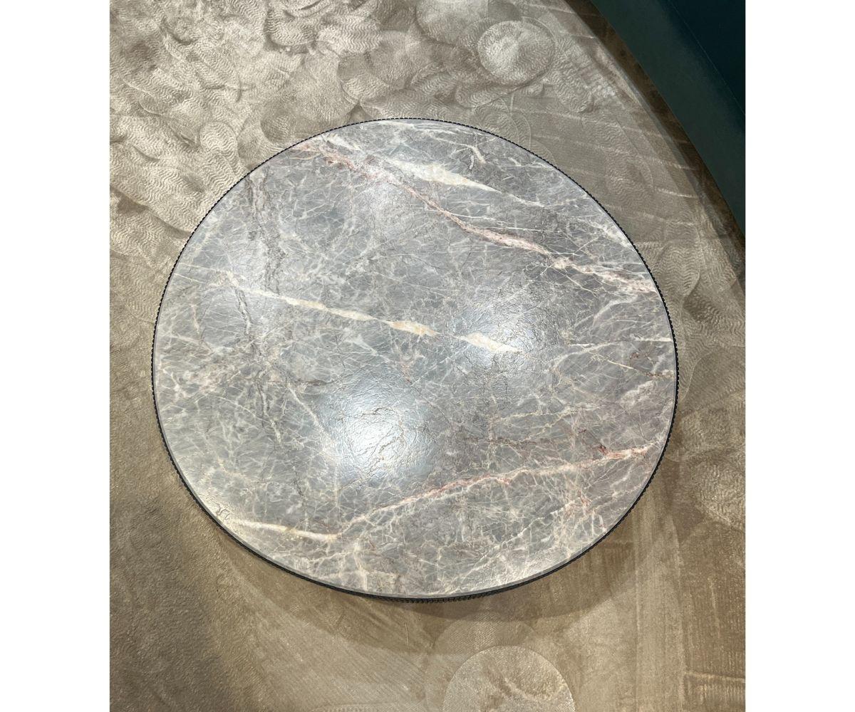La table basse Nori de Gallotti & Radice est fabriquée en bois massif laqué noir et ornée de détails en bois ondulé méticuleusement tournés à la main. Son socle, en laiton bruni à la main, ajoute une touche d'élégance et de sophistication au design.