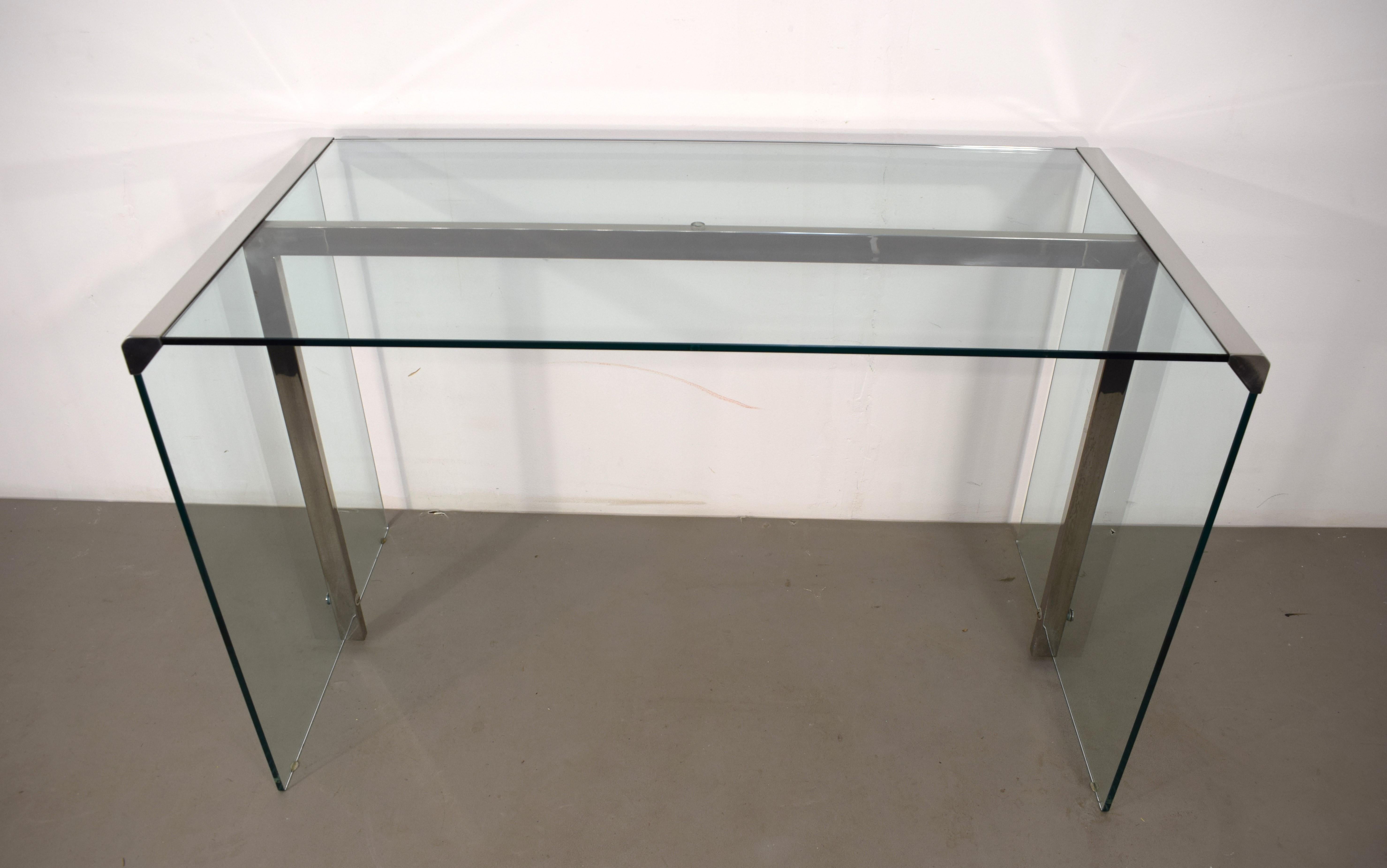 Modelo de escritorio President de Gallotti & Radice, producción italiana a partir de 1971.
Diseño icónico, encantador y esencial, perfecto para un entorno moderno.
Cristal templado transparente y detalles de metal cromado.
Sin grietas ni piezas