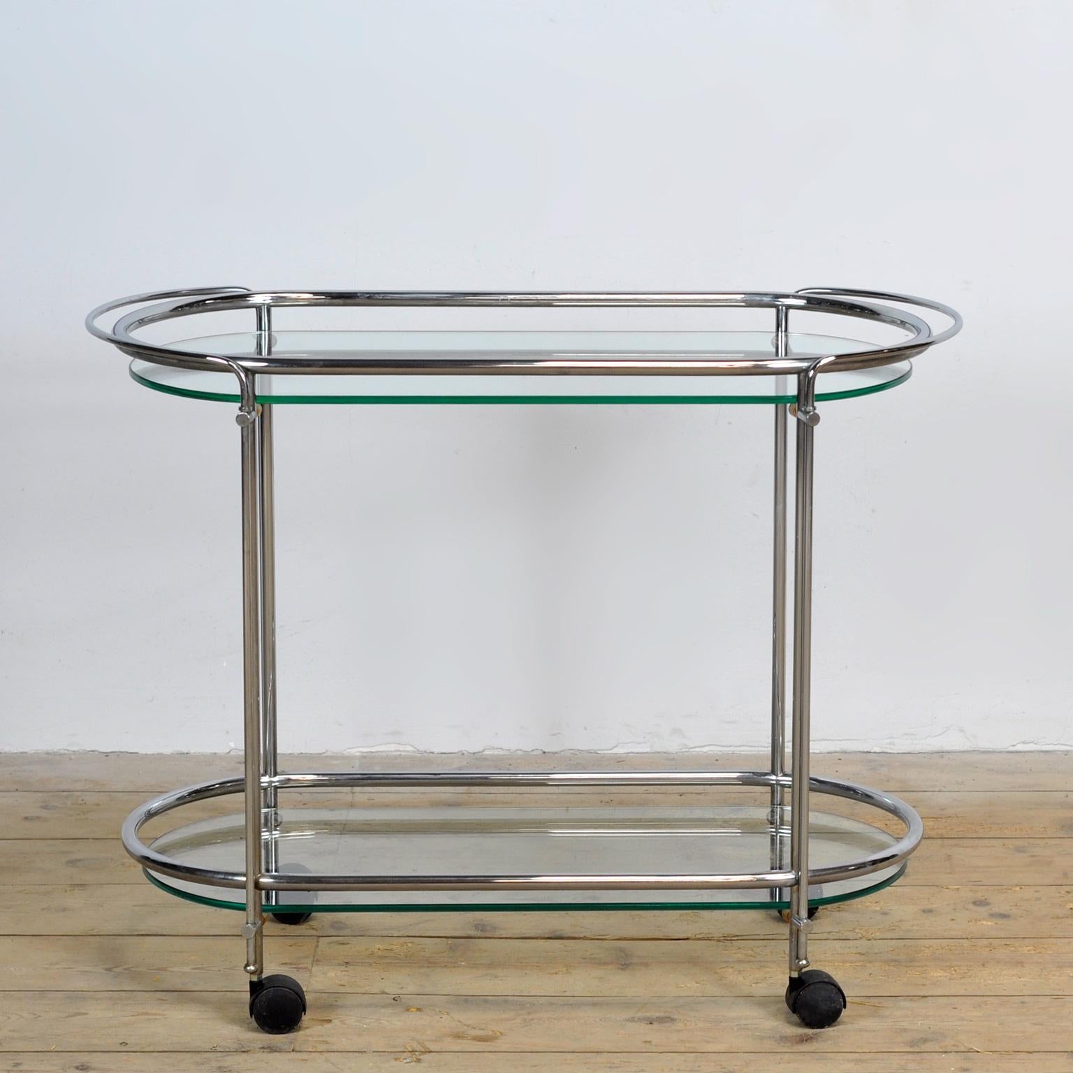 Le chariot de service Riki T52 de la célèbre marque italienne Gallotti & Radice. Cette pièce élégante allie une apparence raffinée à une fonctionnalité pratique. Le cadre tubulaire chromé crée un look moderne et léger, tandis que les deux étagères