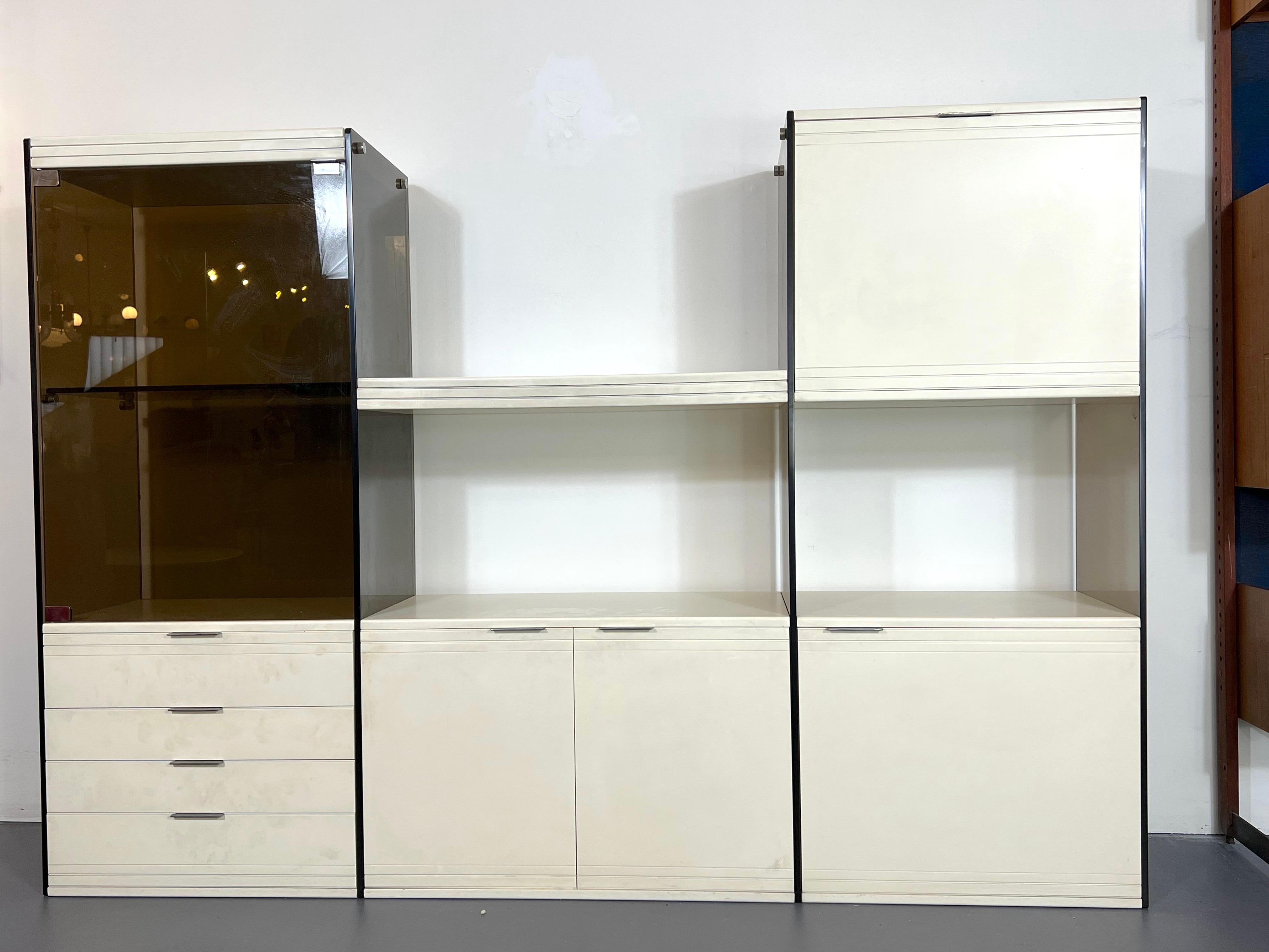 Moderne Gallotti & Radice, armoire en verre fumé et bois laqué des années 70 en vente