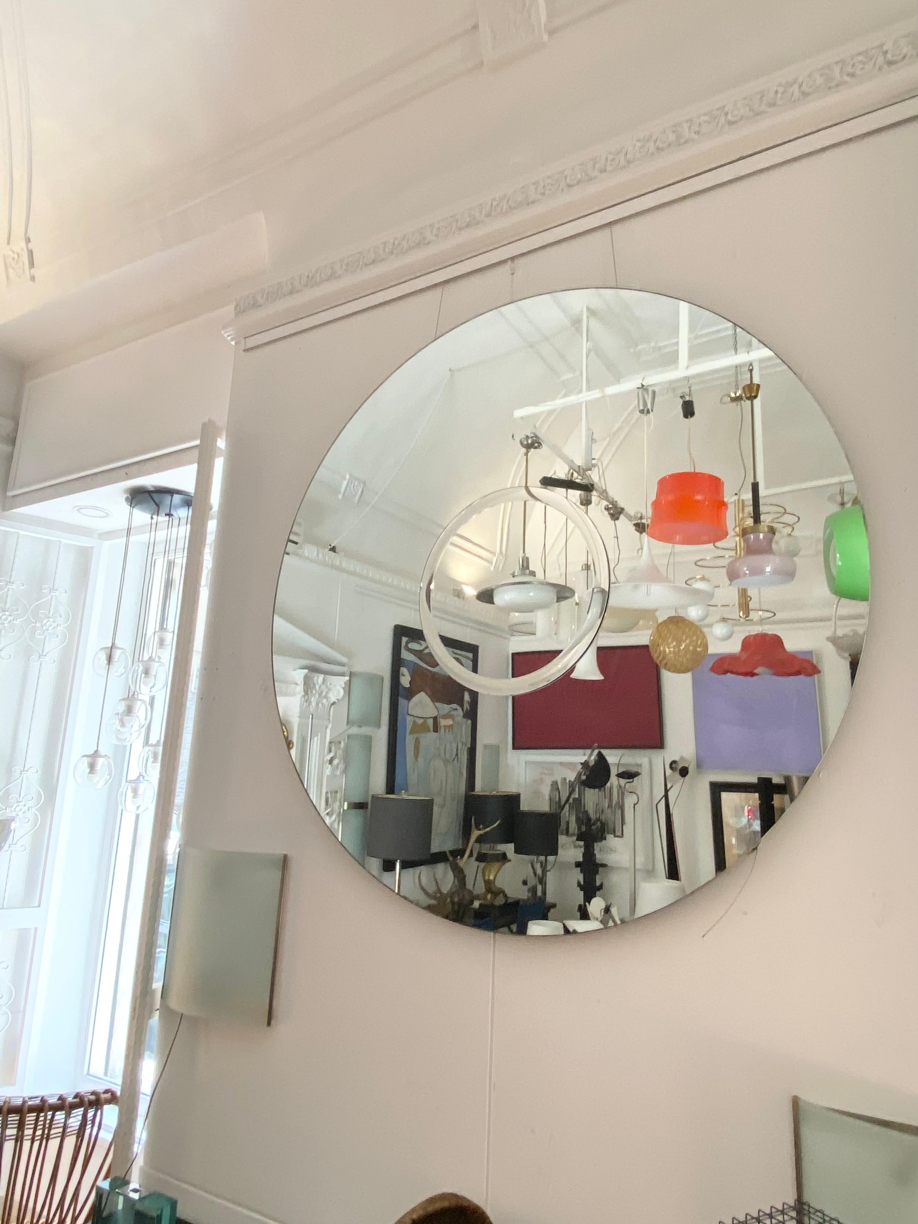 Sole is a 6mm thick mirror made of overlapping mirrors and features a central mirror with a distinctive 4cm beveled edge.