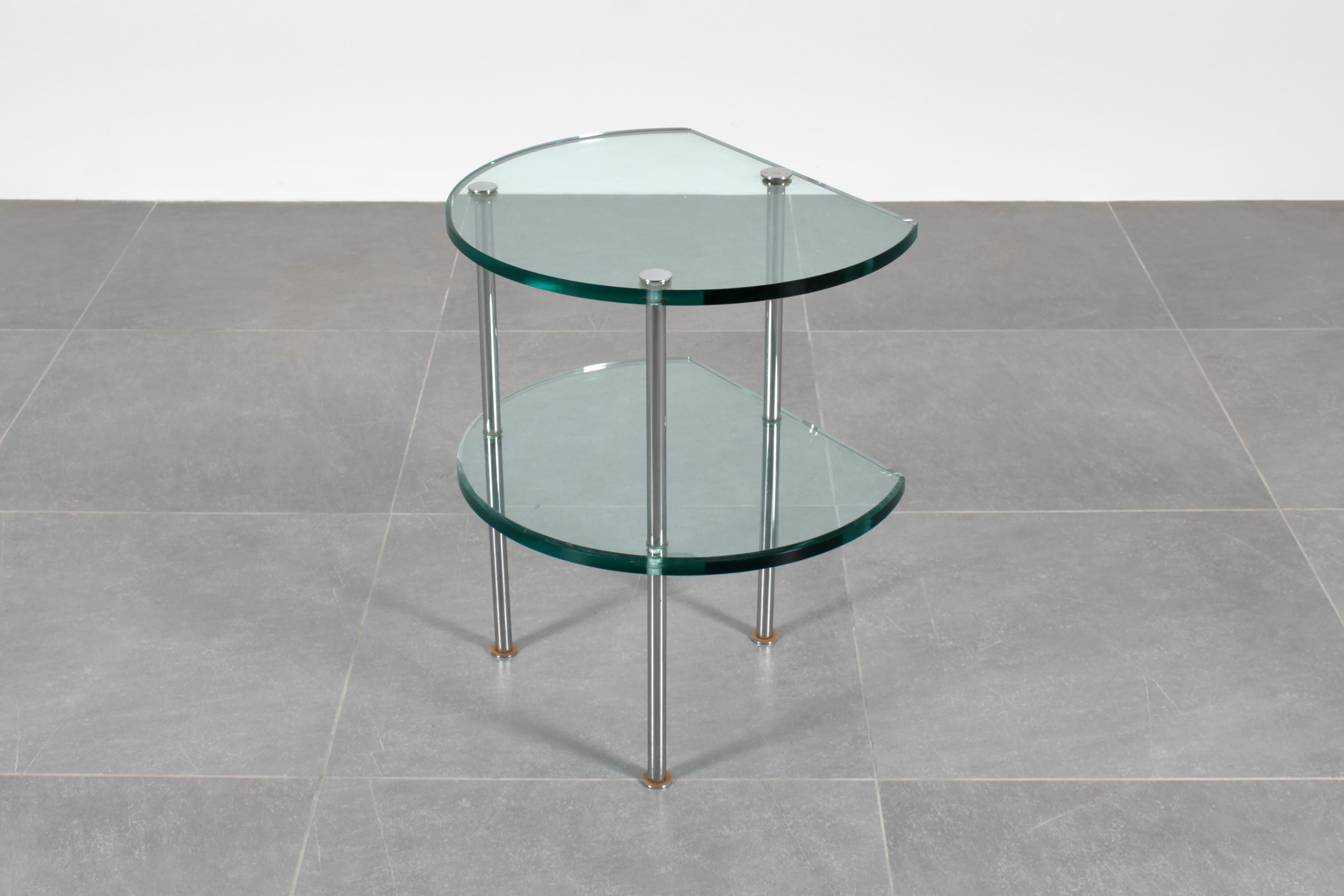 Table basse de style avec double plateau semi-circulaire en verre épais vert Nil avec trois pieds tubulaires en acier chromé. Dans le style de Gallotti & Radice, création italienne des années 60.
Usure conforme à l'âge et à l'utilisation.