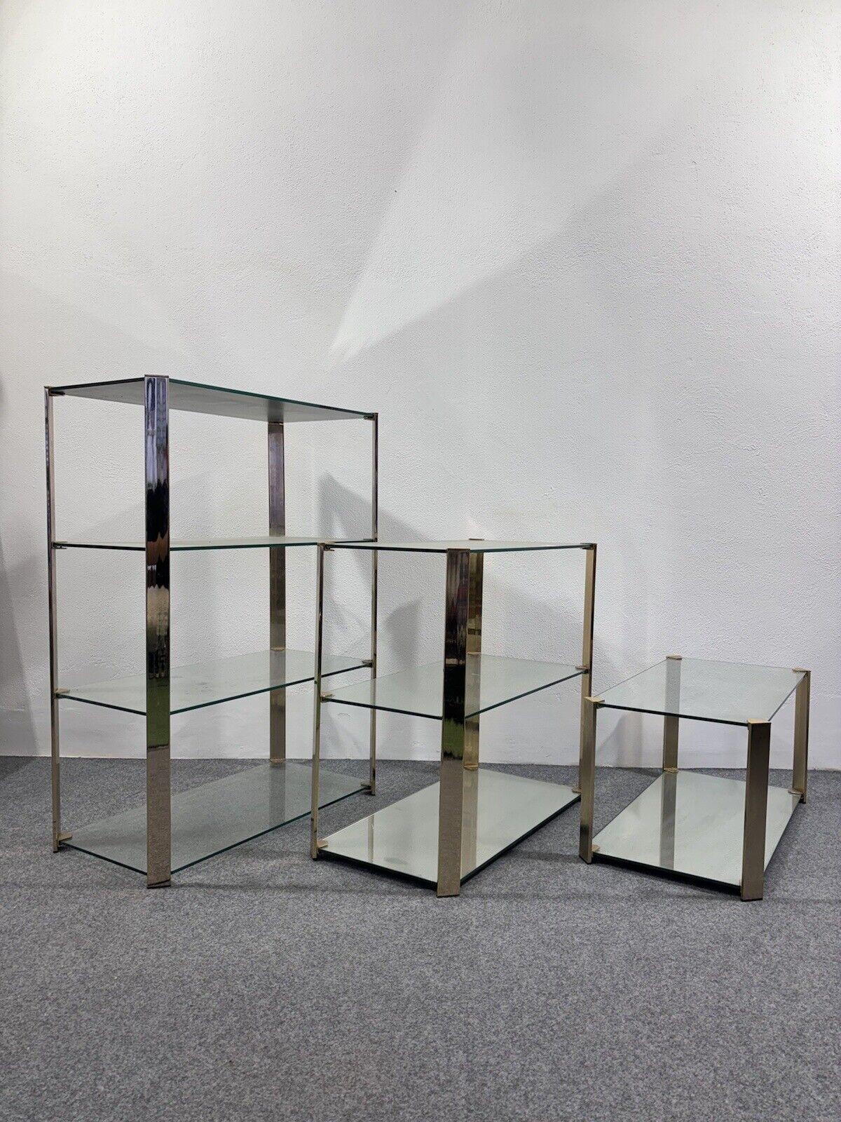 Stunning trio of hollywood Regency design showcases. In the style of gallotti and radice

In excellent conservative condition, no cosmetic or structural defects to report, only slight and obvious signs of time present. (Please see photos)

Large