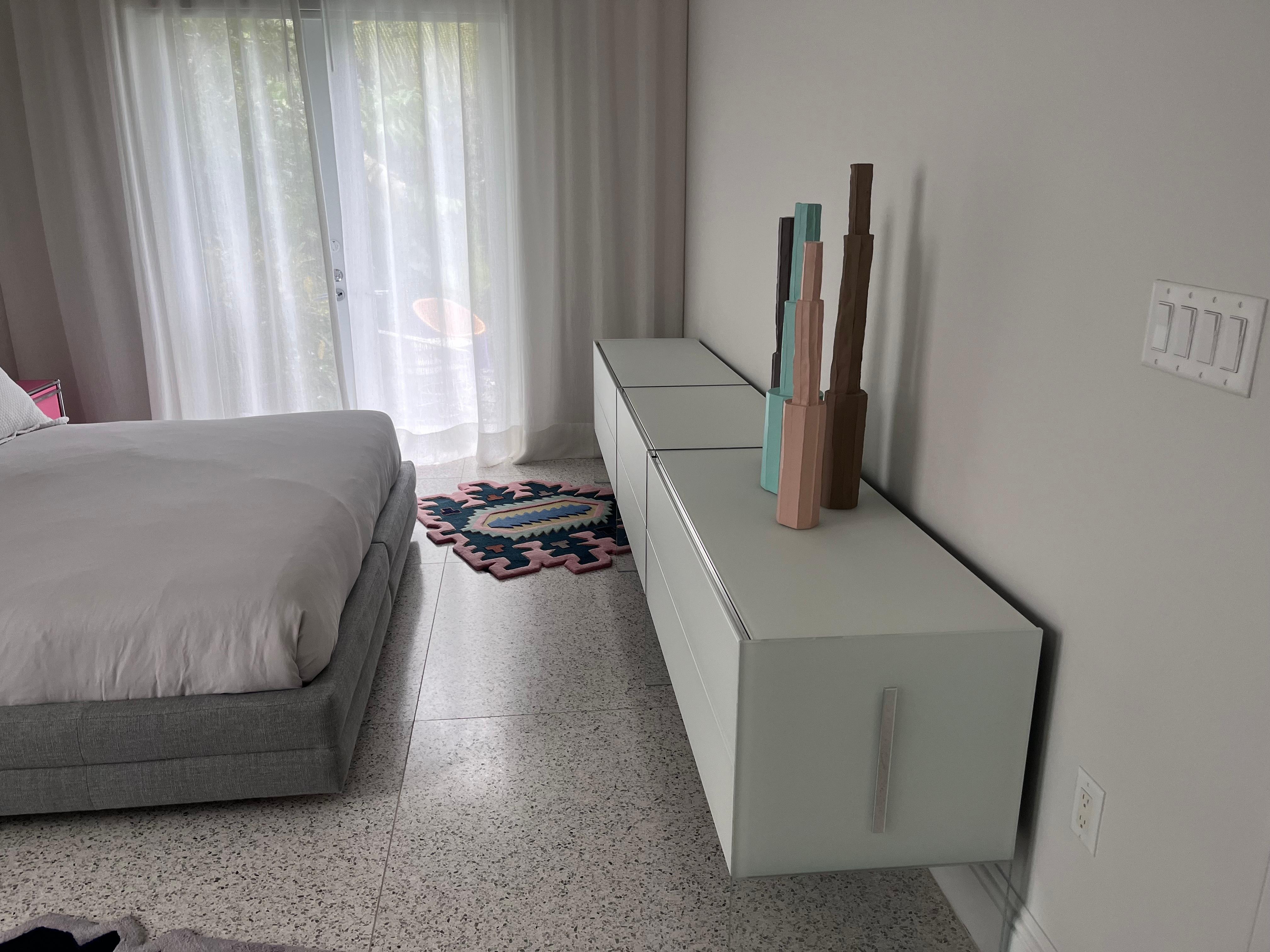 Air desk hall Scrivania special
Reception desk in 12 mm tempered painted glass top with cable management on the top.
Measures: cm 300 x 90 x 74 H/100 H
Top: Satin White Painted Glass
Front in satin white painted glass from top to floor
Sides: