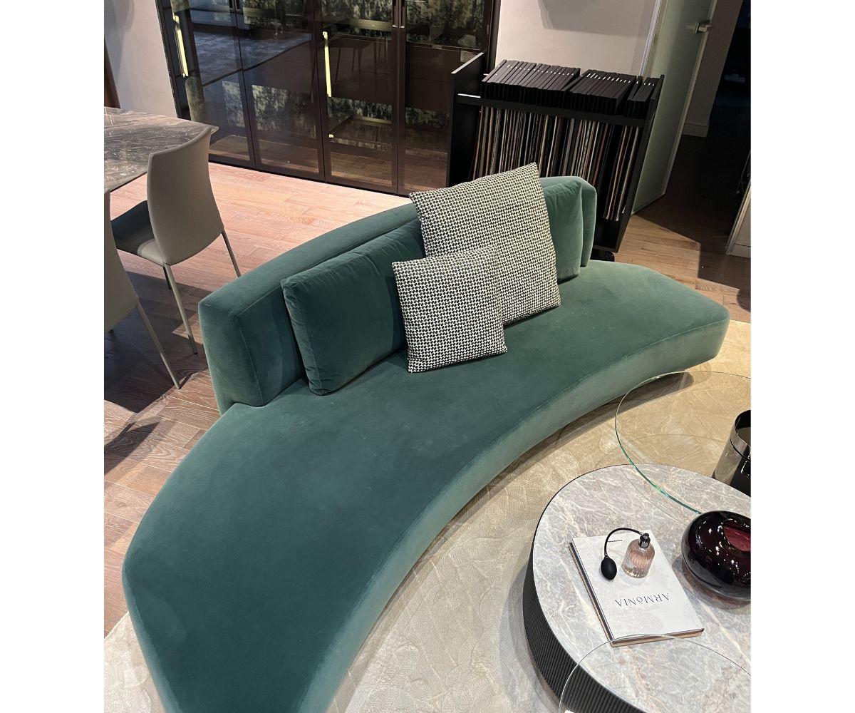 Conçu par Massimo Castagna pour Gallotti&Radice, ce canapé allie confort et style grâce à sa mousse de polyuréthane indéformable de différentes densités et à sa fibre de polyester. La structure interne est en bois, soutenue par une base en MDF de