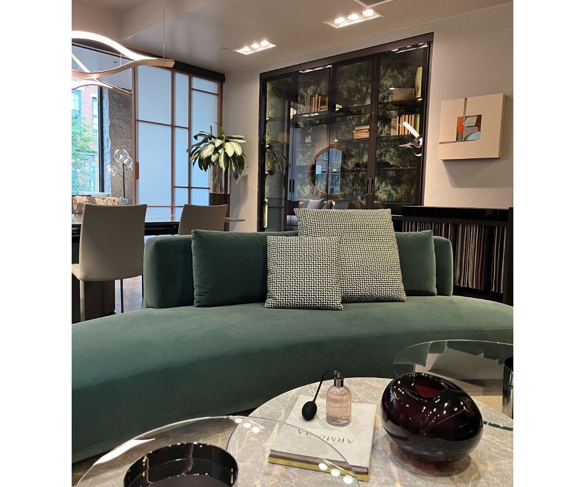 Mid-Century Modern Gallotti & Radice Canapé Audrey incurvé en velours vert sauge en vente