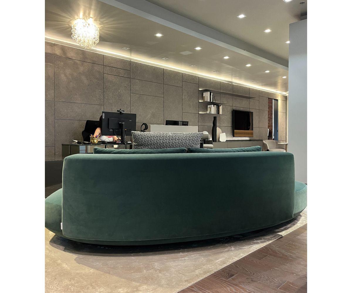 italien Gallotti & Radice Canapé Audrey incurvé en velours vert sauge en vente