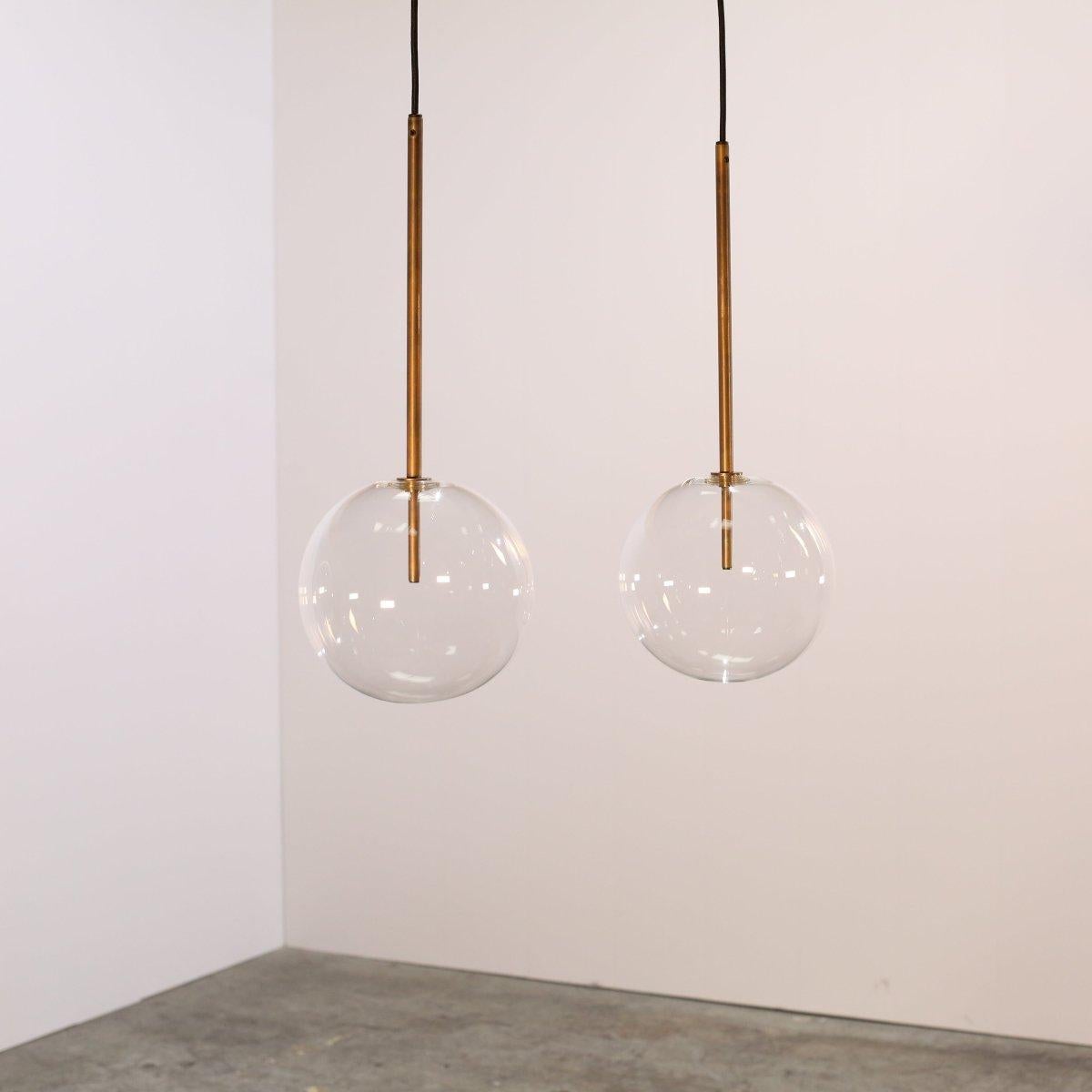 Ti presentiamo la splendida lampada a sospensione Gallotti & Radice Bolle Sola, progettata dal famoso designer Massimo Castagna. Questo squisito pezzo è una vera e propria testimonianza dell'impegno del marchio verso il lusso e l'innovazione. La
