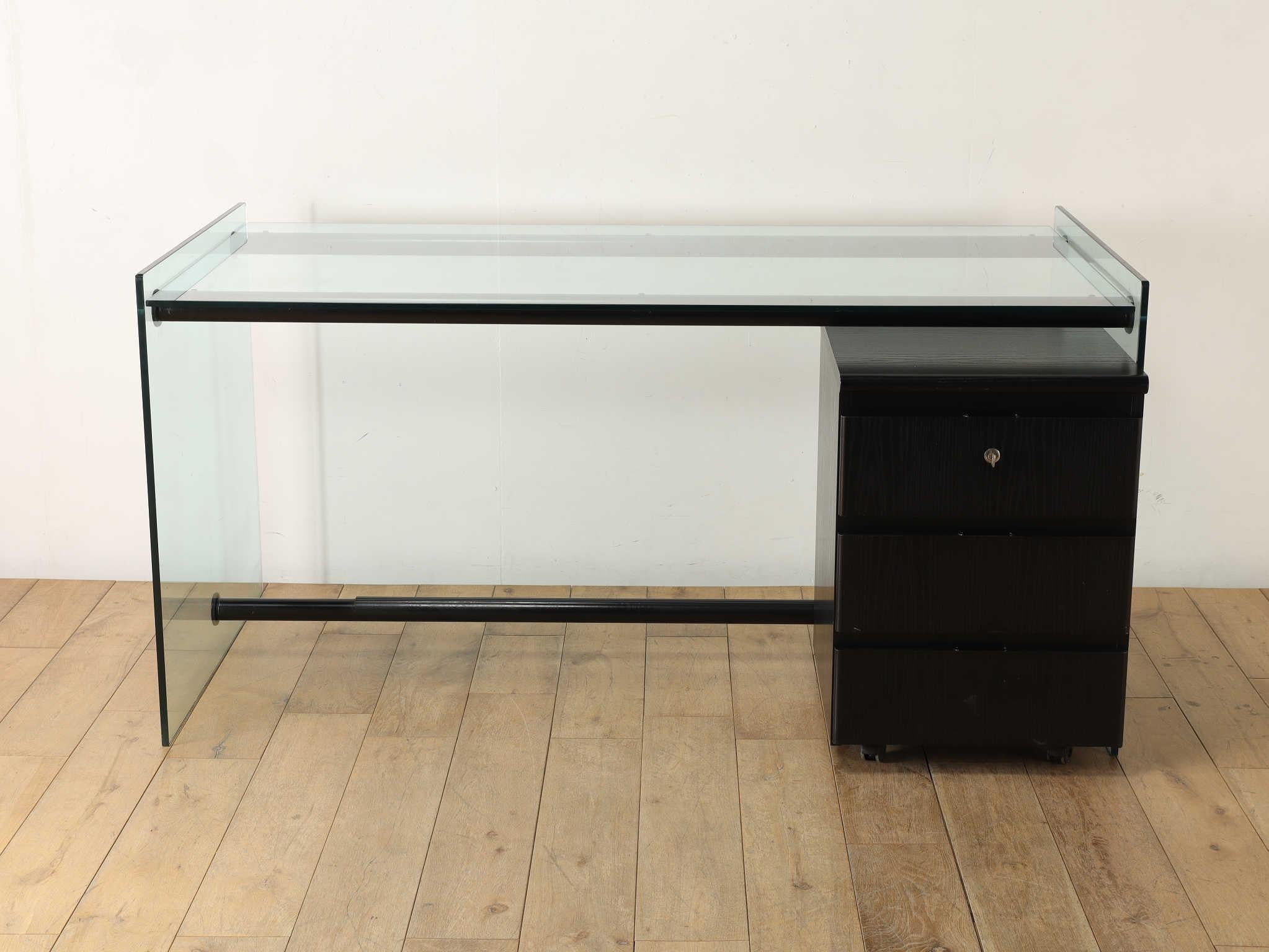 GALLOTTI&RADICE, ein italienischer Hersteller, der für die Herstellung zahlreicher Produkte auf Glasbasis bekannt ist. Dieser Glastisch, der schätzungsweise in den 1970er Jahren hergestellt wurde, ist ein bemerkenswertes Stück voller Überraschungen