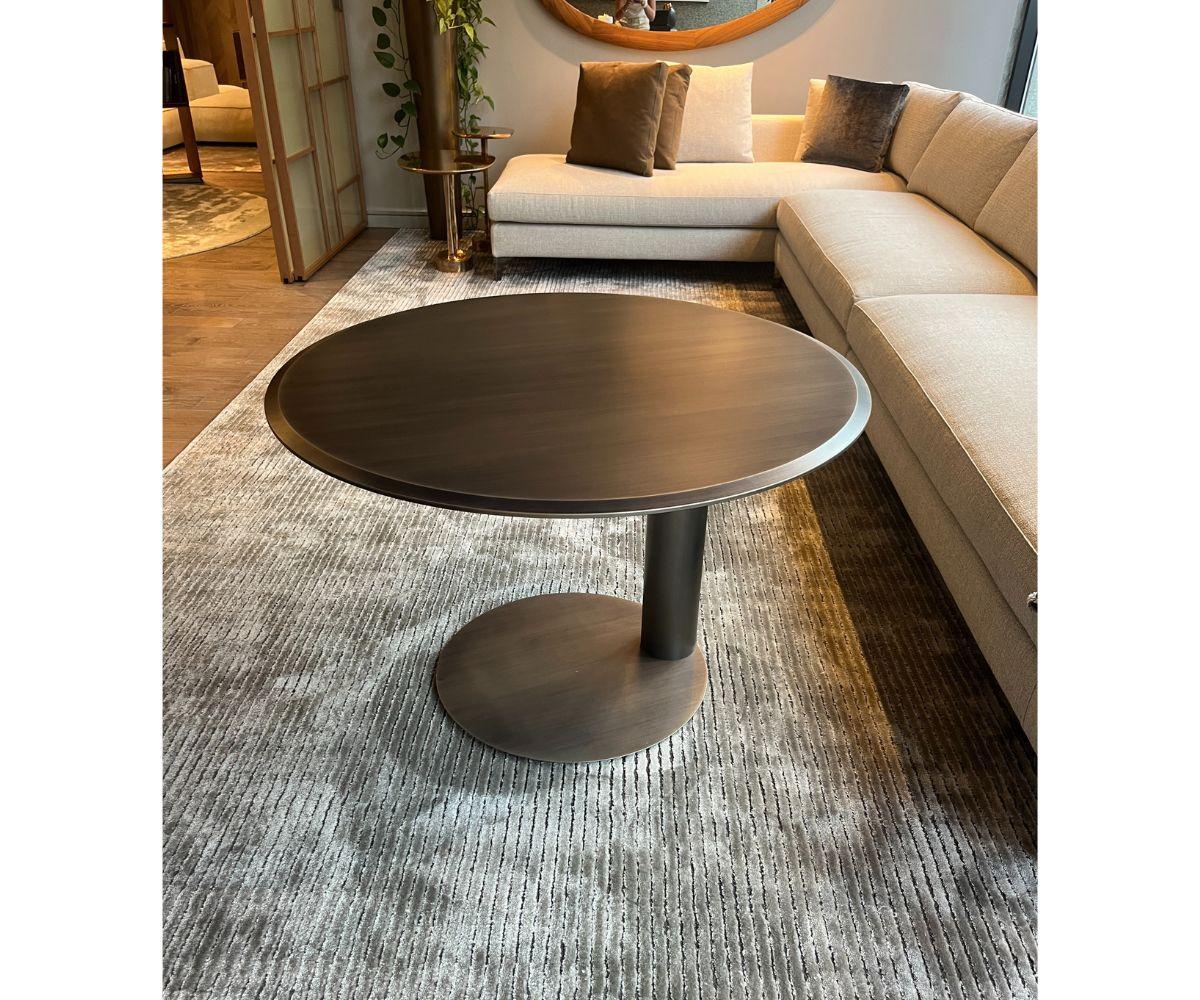 Tavolo Gallotti & Radice Oto, progettato da Oscar e Gabriele Buratti. Il tavolo da pranzo lounge perfetto per una conversazione confortevole. Questo tavolo presenta un piano smussato in vetro verniciato bronzo patinato e una struttura in metallo.