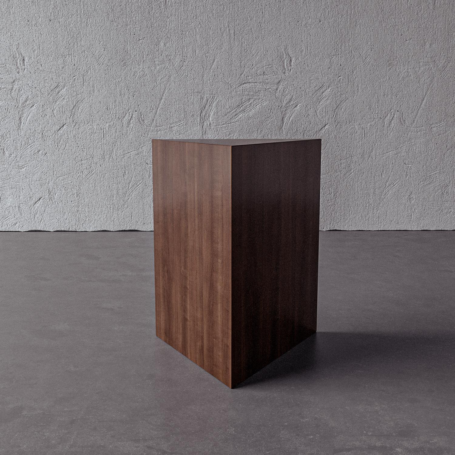 Dreieckiger Beistelltisch „Galois“ aus Nussbaumholz von Christiane Lemieux im Zustand „Neu“ im Angebot in New York, NY