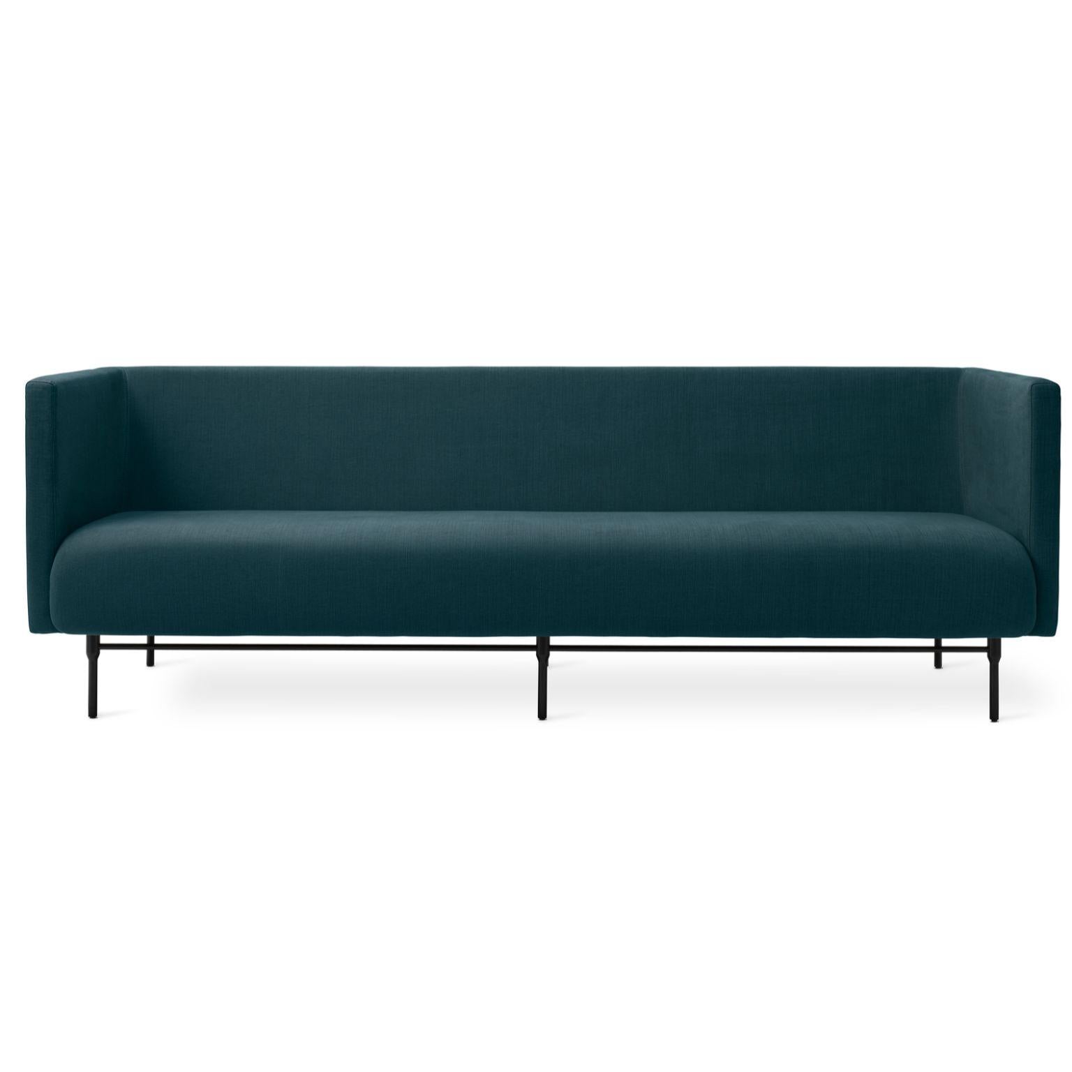 Galore 3 places sarcelle foncé par Warm Nordic
Dimensions : D 222 x L 83 x H 76 cm
Matériau : revêtement textile, pieds en acier noir revêtu par poudre, cadre en bois, mousse, système de ressorts.
Poids : 62 kg
Également disponible en différentes