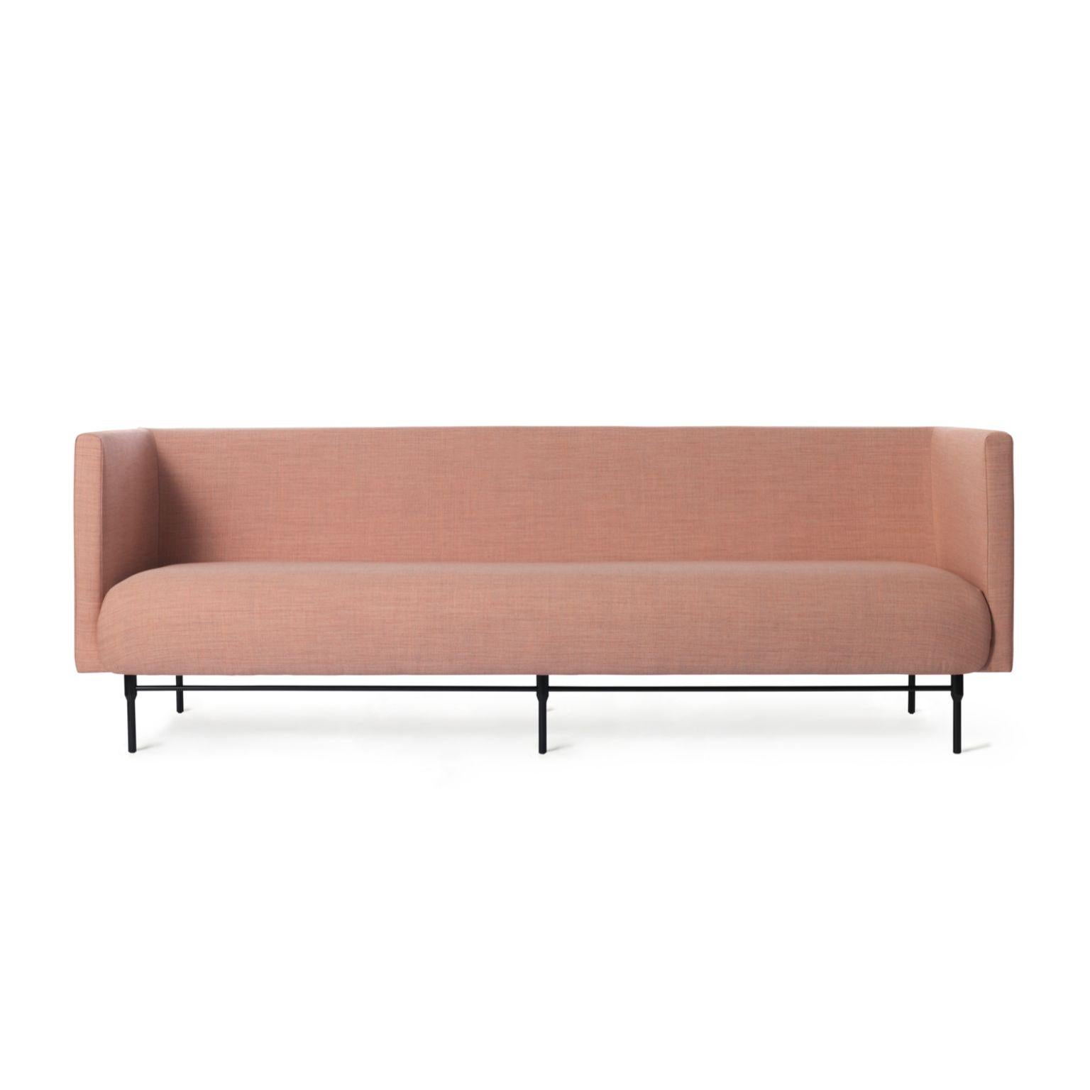 Galore 3 Seater Rose pâle par Warm Nordic
Dimensions : D222 x L83 x H 76 cm
MATERIAL : Revêtement textile, pieds en acier noir peint par poudrage, cadre en bois, mousse, système de ressorts.
Poids : 62 kg
Également disponible en différentes couleurs