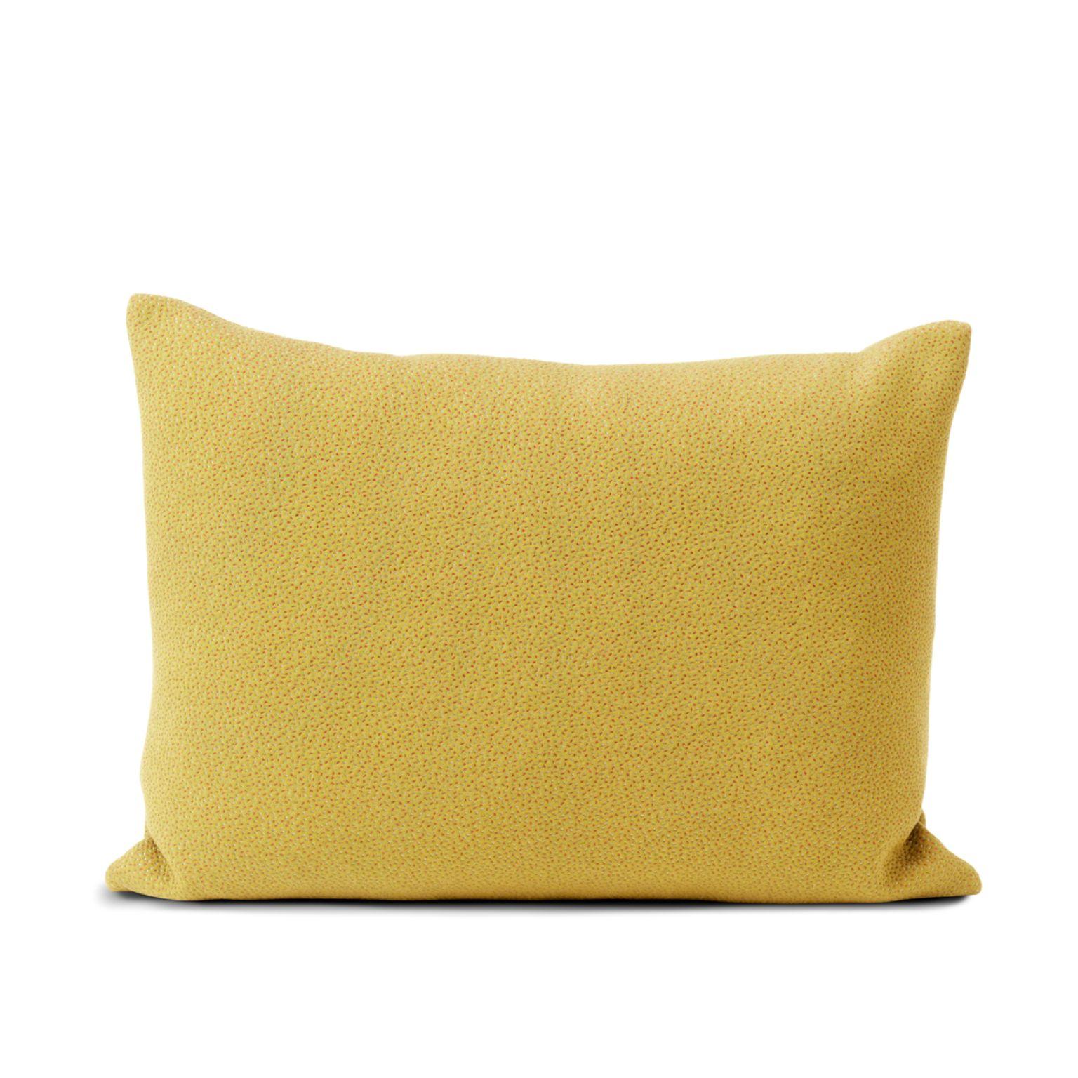 Cuscino Galore quadrato con spruzzi di giallo deserto di Warm Nordic
Dimensioni: D70 x H. 50 cm
Materiale: Rivestimento in tessuto, imbottitura in granulato e piume.
Peso: 1.4 kg
Disponibile anche in diversi colori e finiture. 

Un elegante cuscino