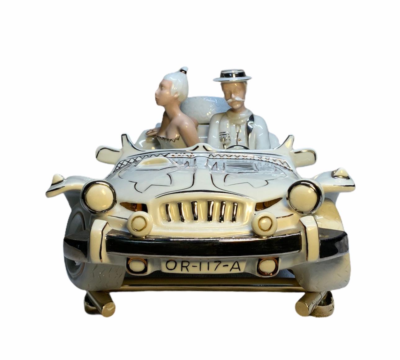 Espagnol Porcelaine de conception Galos représentant un couple chevauchant une voiture en vente