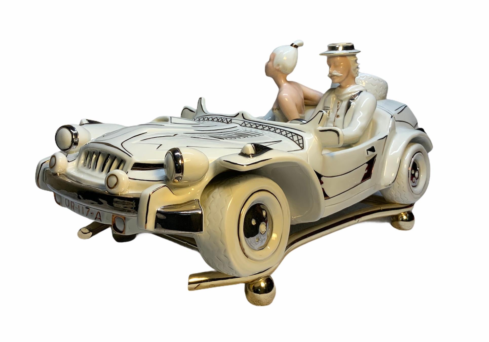 Porcelaine de conception Galos représentant un couple chevauchant une voiture en vente 1