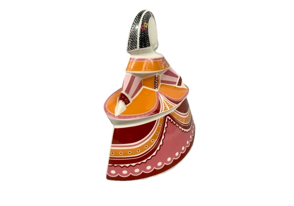 Grande figura in porcellana del prestigioso e famoso marchio galiziano di ceramiche e porcellane Galos, che rappresenta una menina in stile cubista. Progettato e prodotto in Spagna. Modello #8818 registrato alla fine del 2014. Ispirato al movimento