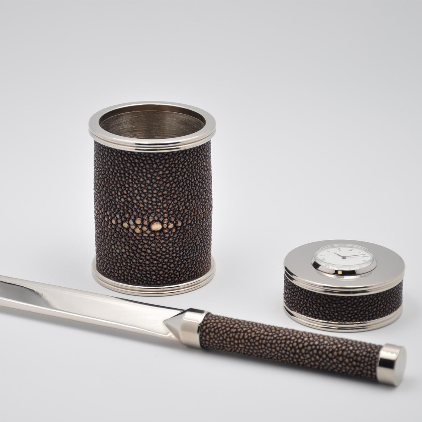 From Galucharme collection in coffee chromatic color, this is a very special and high-class desk gift set, consisting of a pen-holder, a letter-opener and a clock-paperweight, with metal finish in nickel-plated brass. It is covered in shagreen skin,
