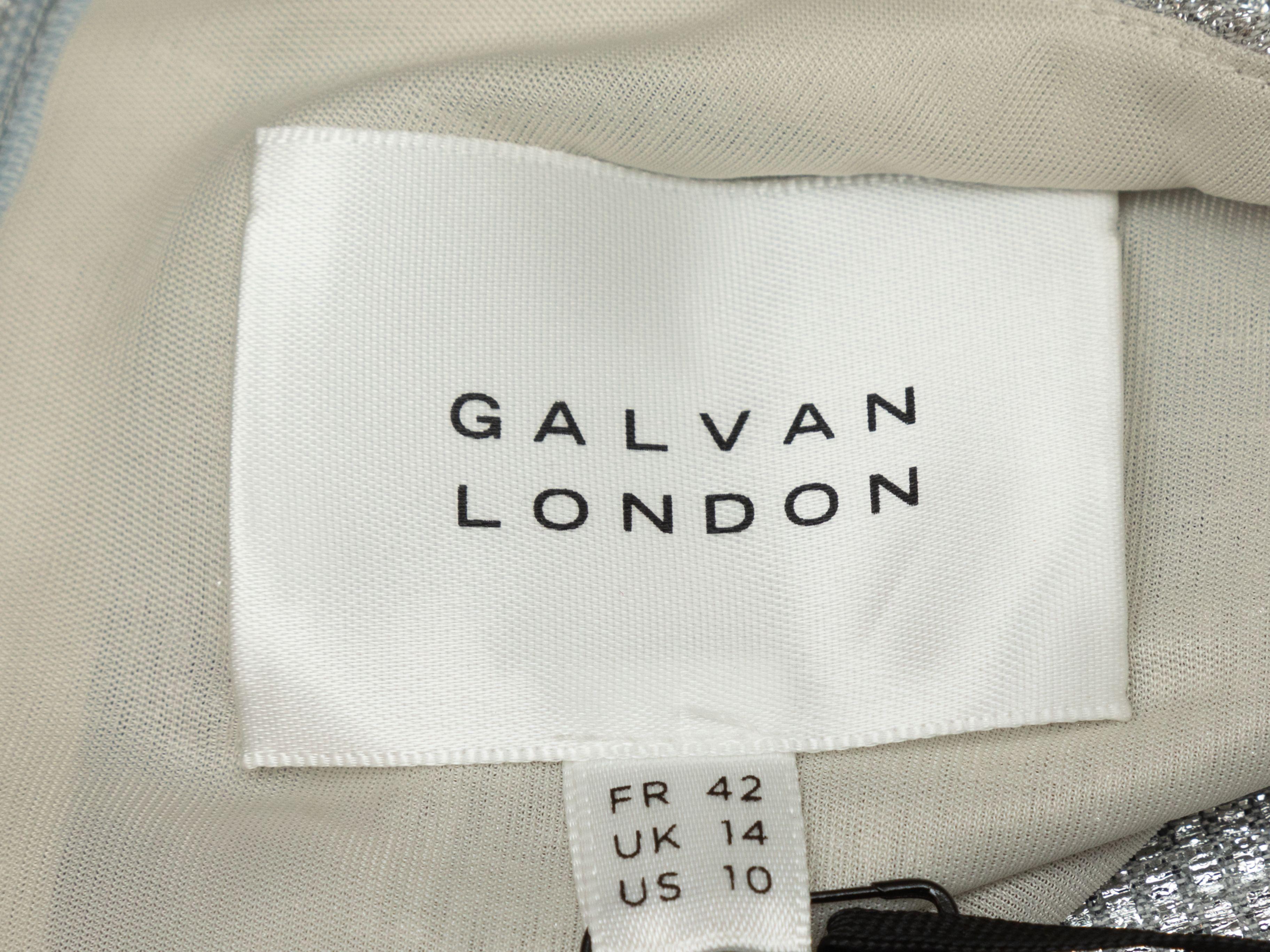 Produkt-Details: Silbernes Metallic-Kleid von Galvan London. Kurze Ärmel. Tief ausgeschnittener V-Ausschnitt. Reißverschluss in der hinteren Mitte. 35