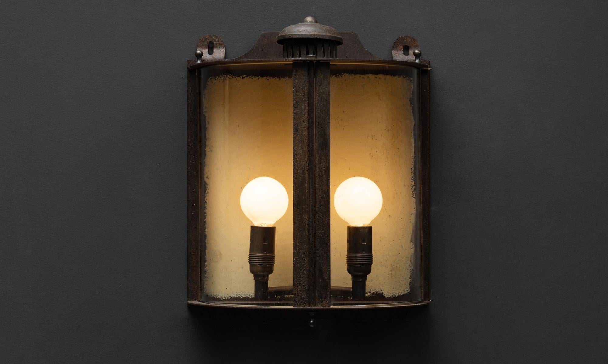 Forme élégante avec deux portes en verre pivotantes et plaque arrière peinte.

Fabriqué en Italie

*Veuillez noter : Ce luminaire est fabriqué sur commande en Italie et est livré nouvellement câblé (câblage européen). Il n'est pas homologué UL. Le