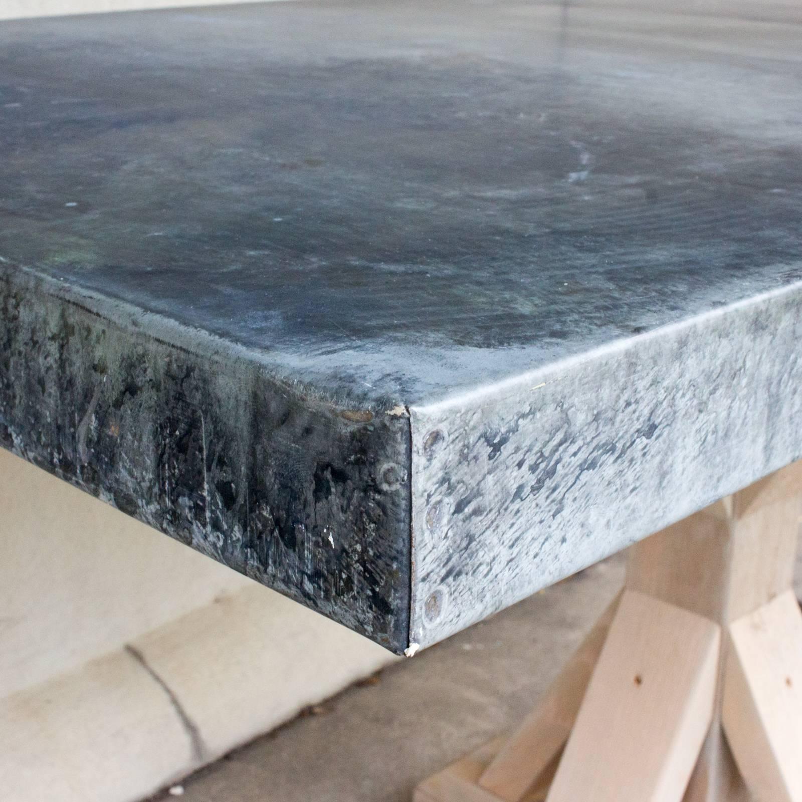 Galvanisé Table de salle à manger avec plateau en métal zingué et base en bois