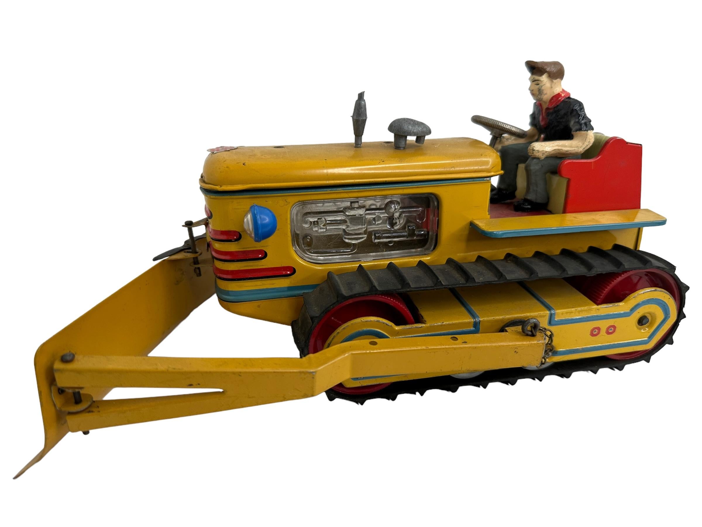 Wunderschöner Oldtimer aus Blech Spielzeugauto. Zu den Funktionen der Play Action gehören. In sehr gutem Zustand, mit Alterung in ein paar Flecken, sondern ist immer noch eine große collectible.
Ein schöner dekorativer Gegenstand für die Auslage.