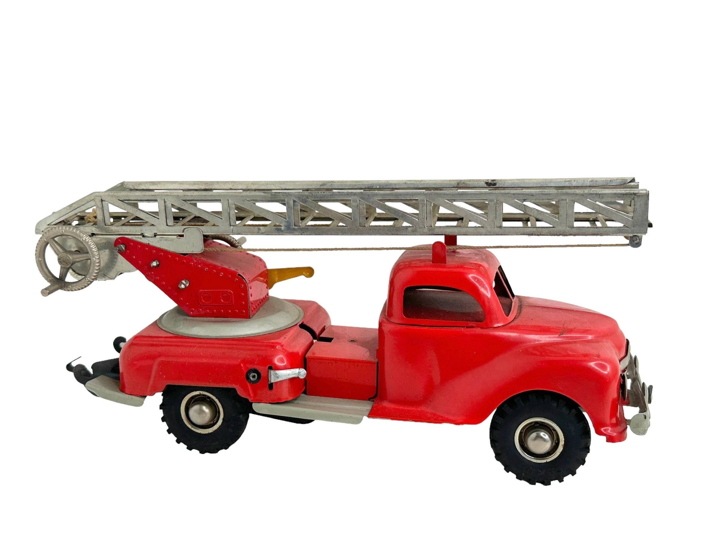Precioso coche de juguete vintage de chapa. Accionado por un motor de fricción para hacer sonar la campana. Las funciones incluyen - timbre mecánico. En muy buen estado, con envejecimiento en algunos puntos, pero sigue siendo un gran objeto de