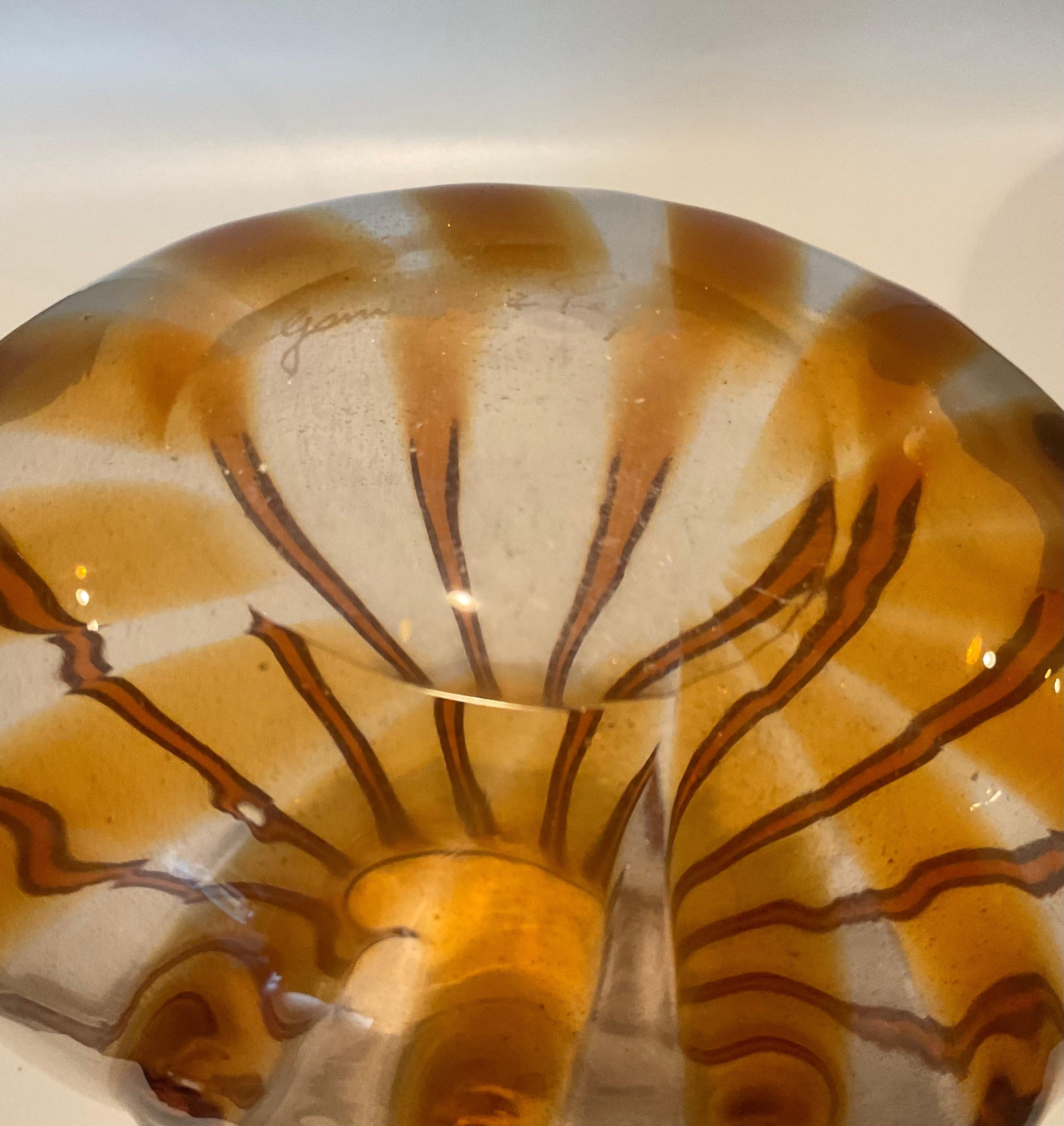 Gambaro und Poggi Large Murano Gold Art Glass Vase Artist Signed ein Skript auf dem Boden, plus 2 Original-Labels. Beachten Sie die aufgesetzten Glasbänder und das Blattgold, das die Vase hervorhebt. 