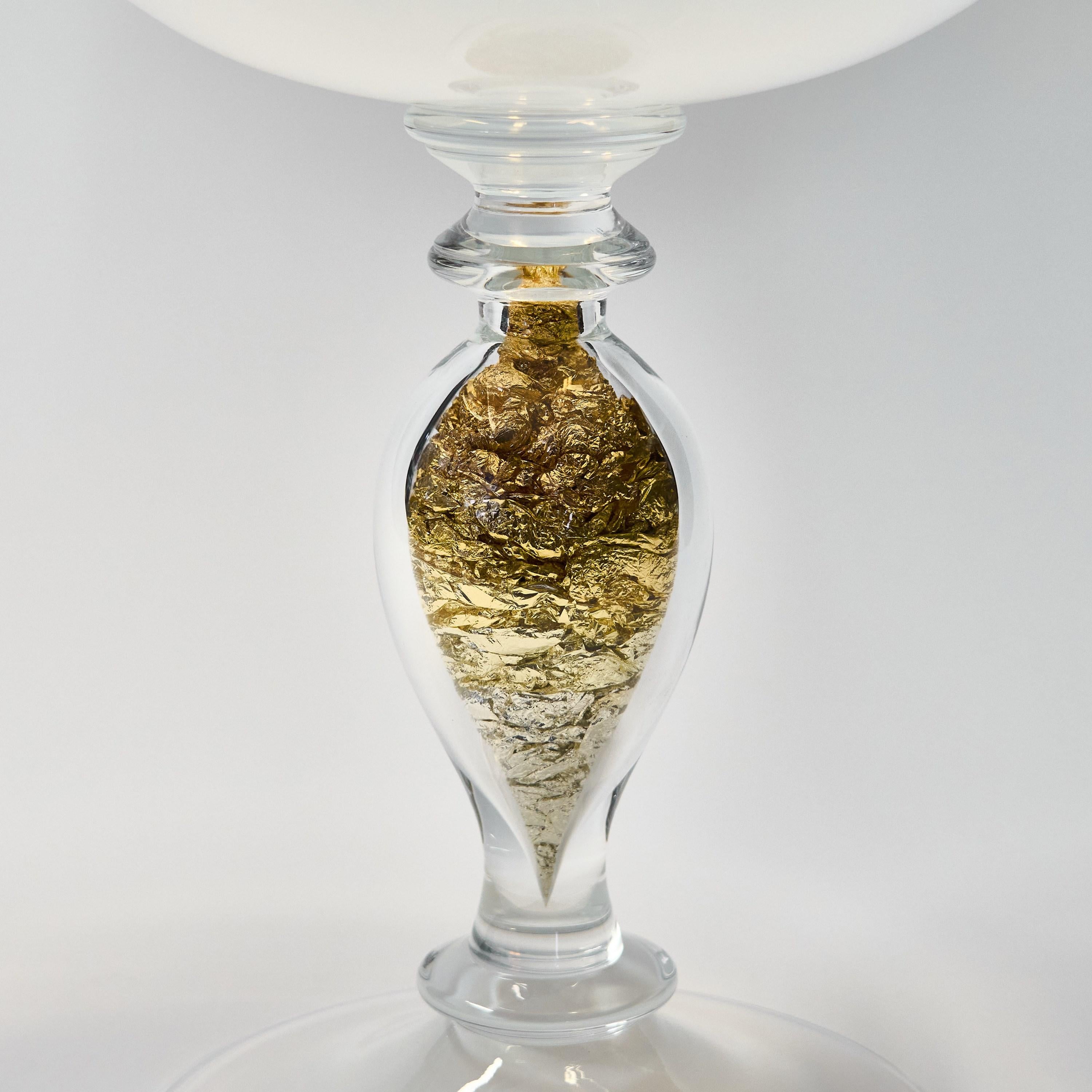 Gambo d'Oro, ein Tafelaufsatz aus milchig weißem Glas und Blattgold von Anthony Scala (21. Jahrhundert und zeitgenössisch) im Angebot