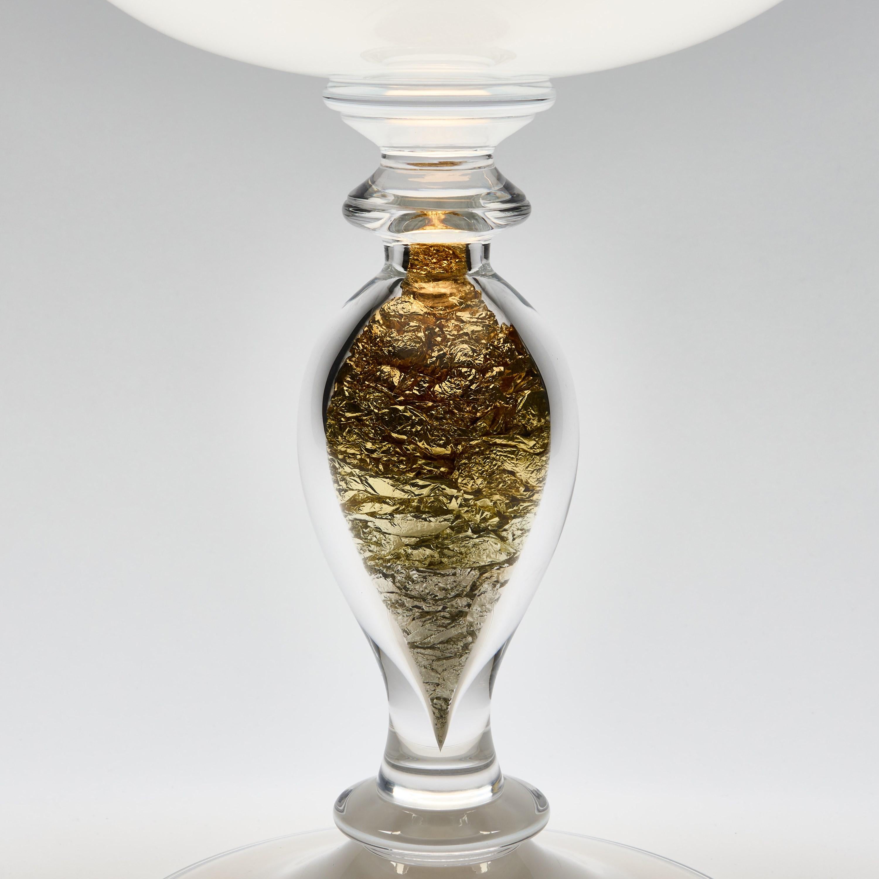 Gambo d'Oro, ein Tafelaufsatz aus milchig weißem Glas und Blattgold von Anthony Scala im Angebot 1