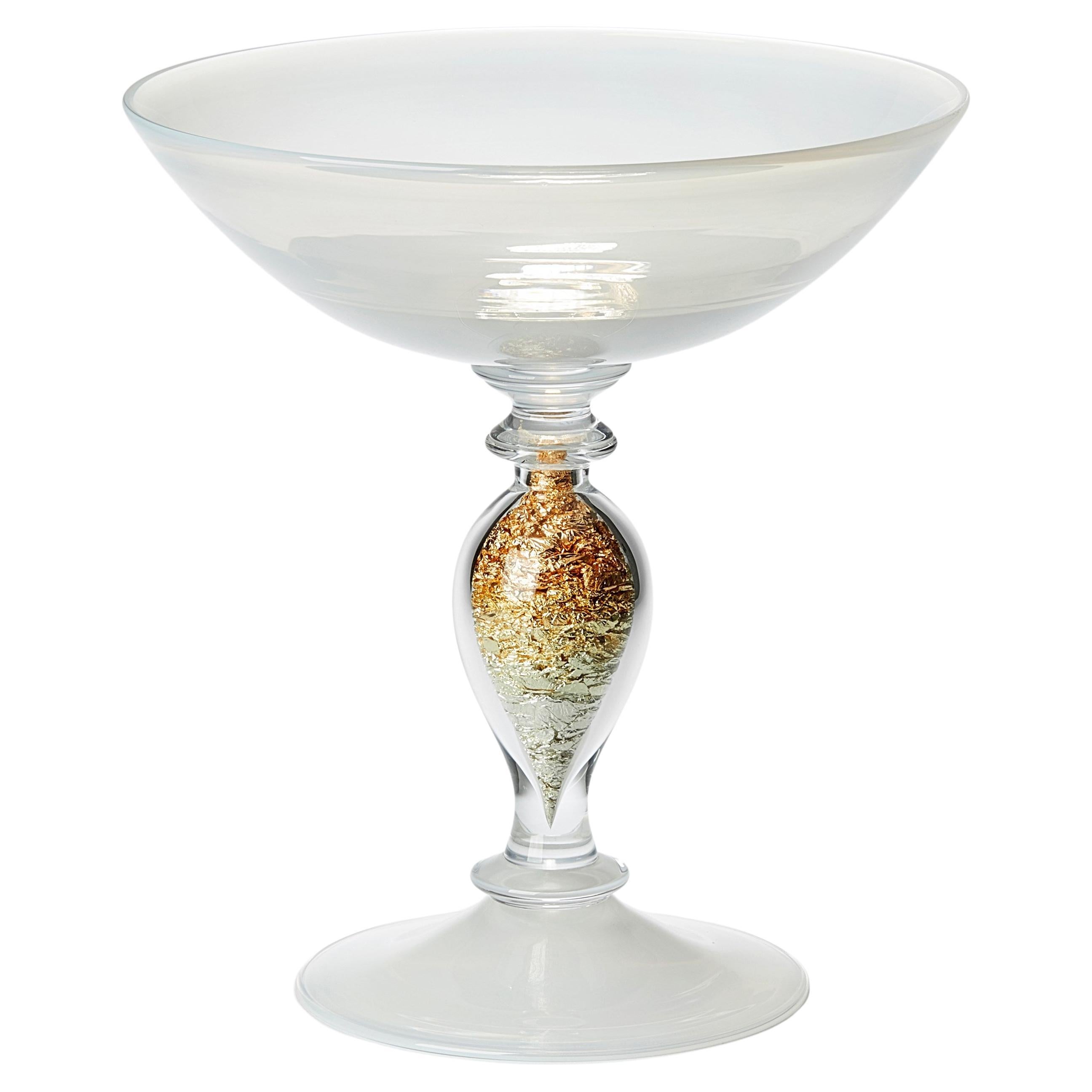 Gambo d'Oro, ein Tafelaufsatz aus milchig weißem Glas und Blattgold von Anthony Scala im Angebot