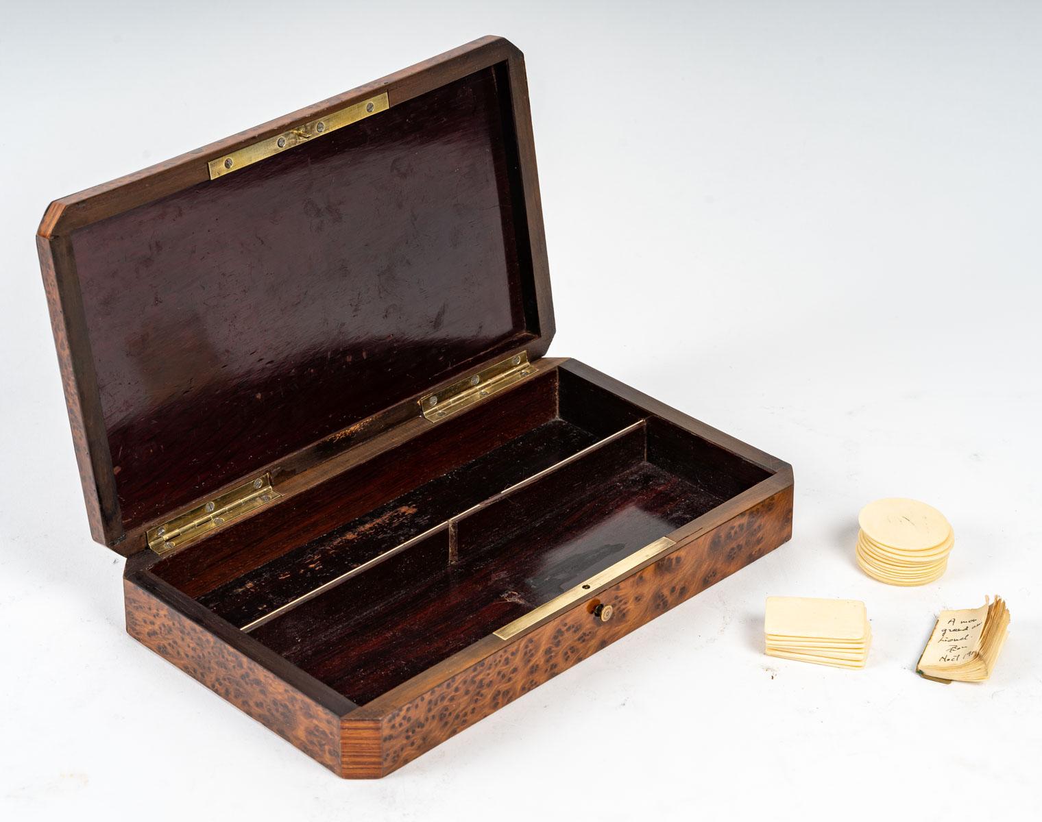 Boîte de jeu, 19ème siècle
Boîte à gibier d'époque Napoléon III, XIXe siècle en marqueterie de bois précieux.
H : 5 cm, L : 22 cm, P : 13 cm