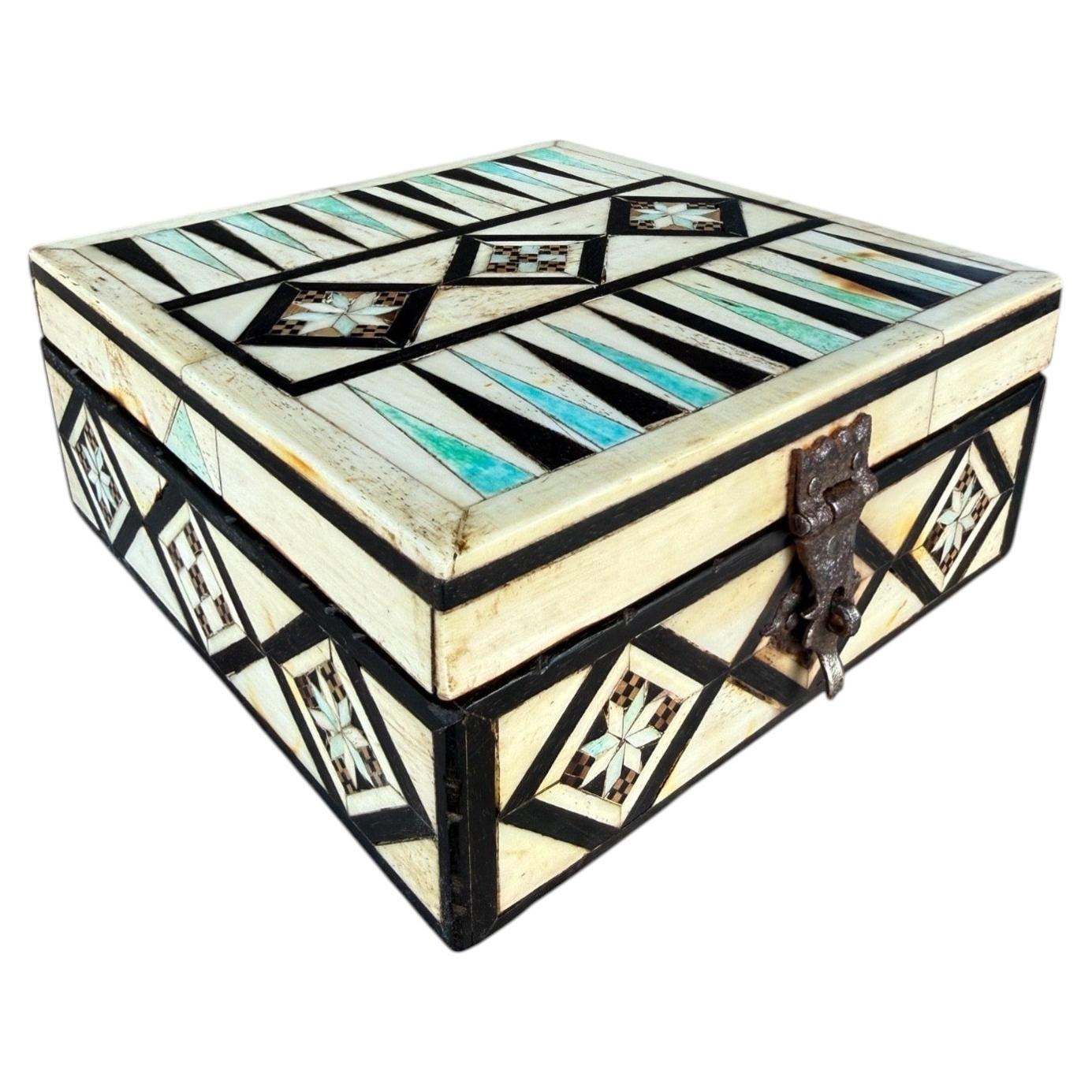 Game box with inlaid bone Embriachi workshop - Italy - - Late 15th century For Sale