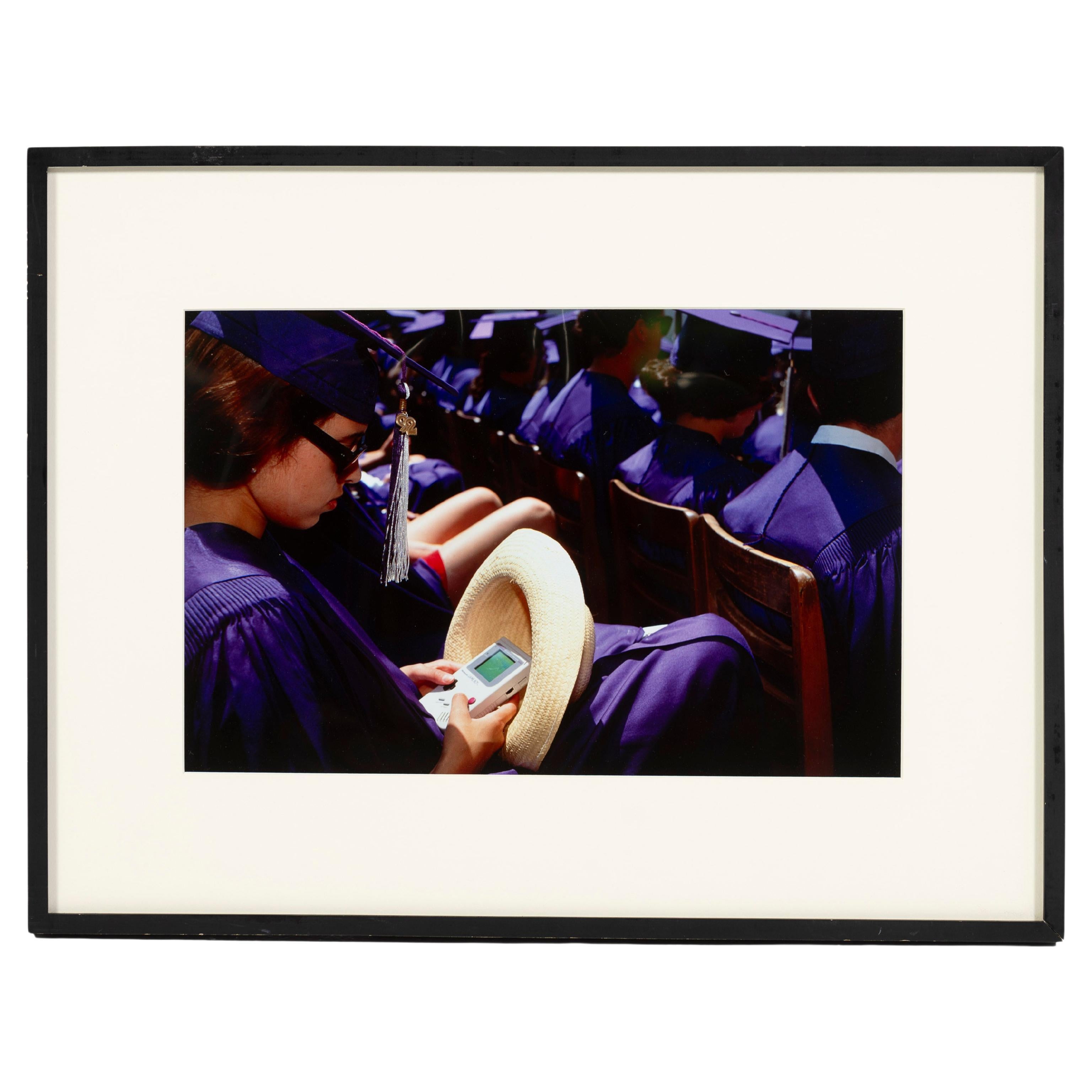 "Game Boy en la graduación", Fotografía en color enmarcada, por Lauren Greenfield, década de 2000